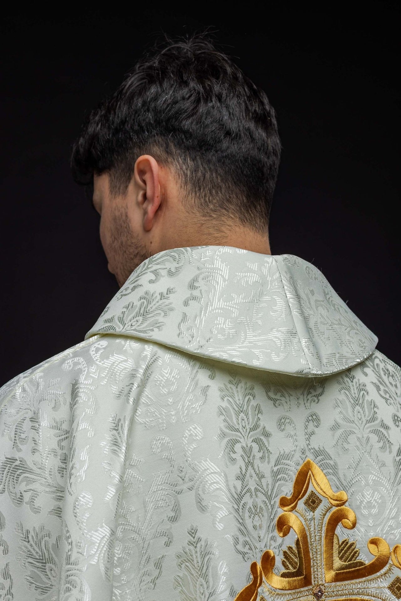 Ecru Ornat Liturgiczny z Krzyżem i Złotym Haftem - alba.pl