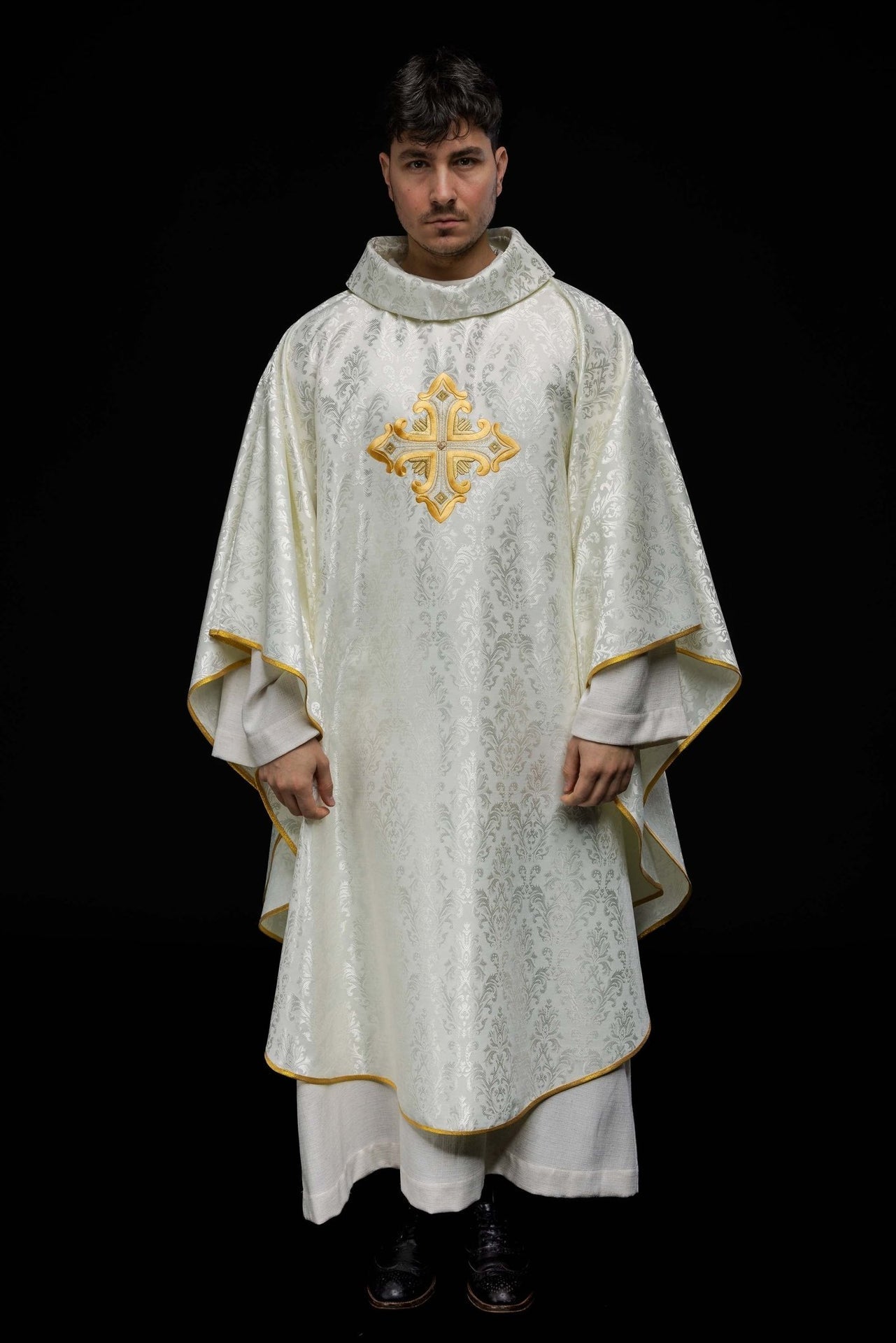 Ecru Ornat Liturgiczny z Krzyżem i Złotym Haftem - alba.pl