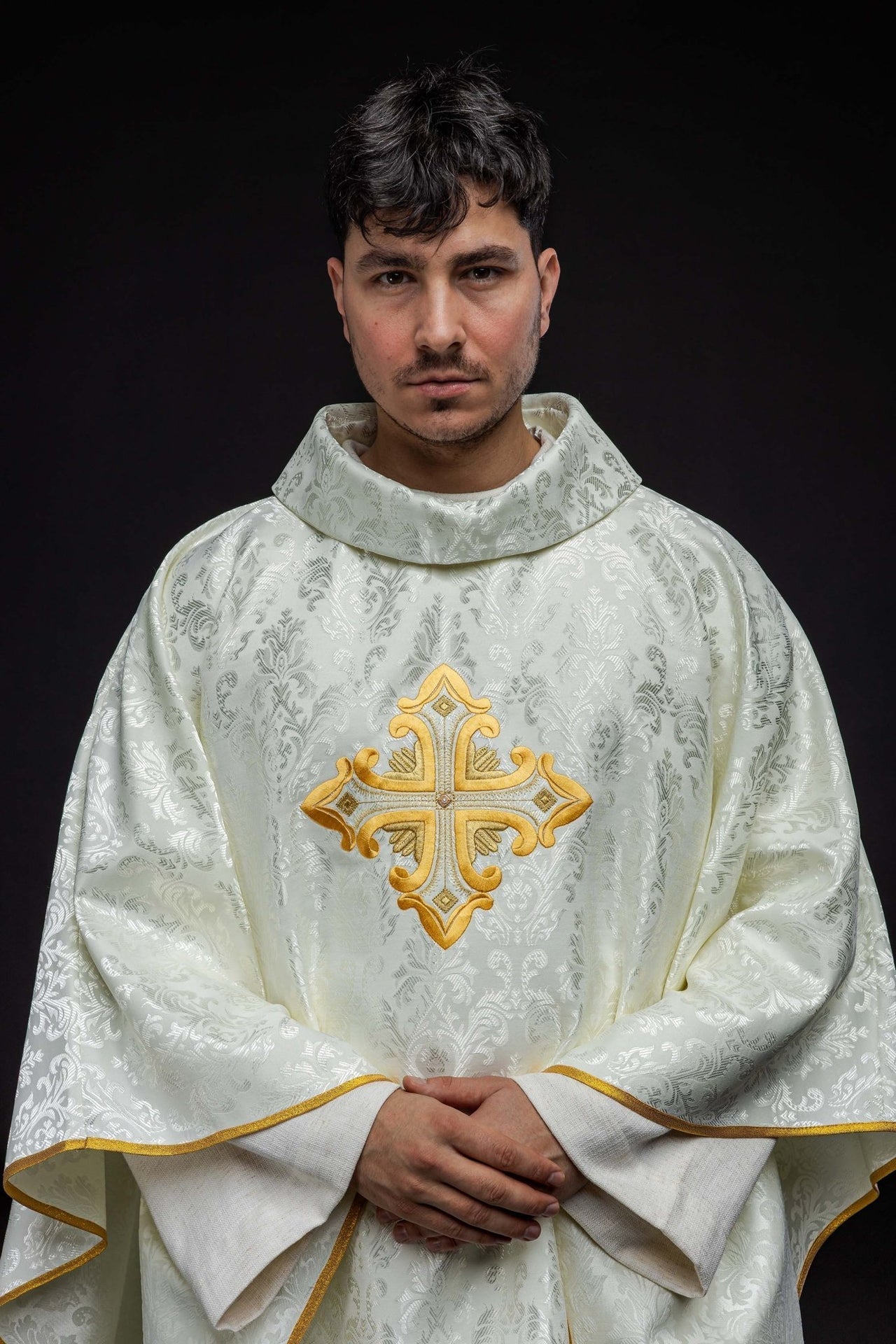 Ecru Ornat Liturgiczny z Krzyżem i Złotym Haftem - alba.pl