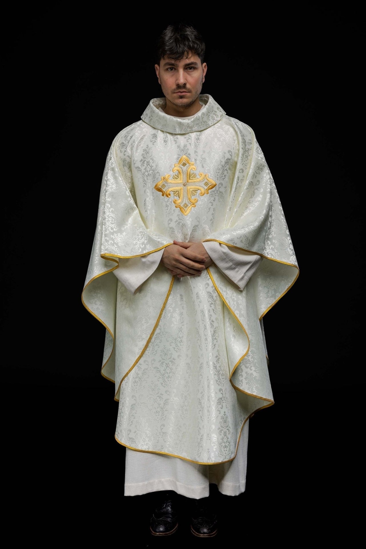 Ecru Ornat Liturgiczny z Krzyżem i Złotym Haftem - alba.pl