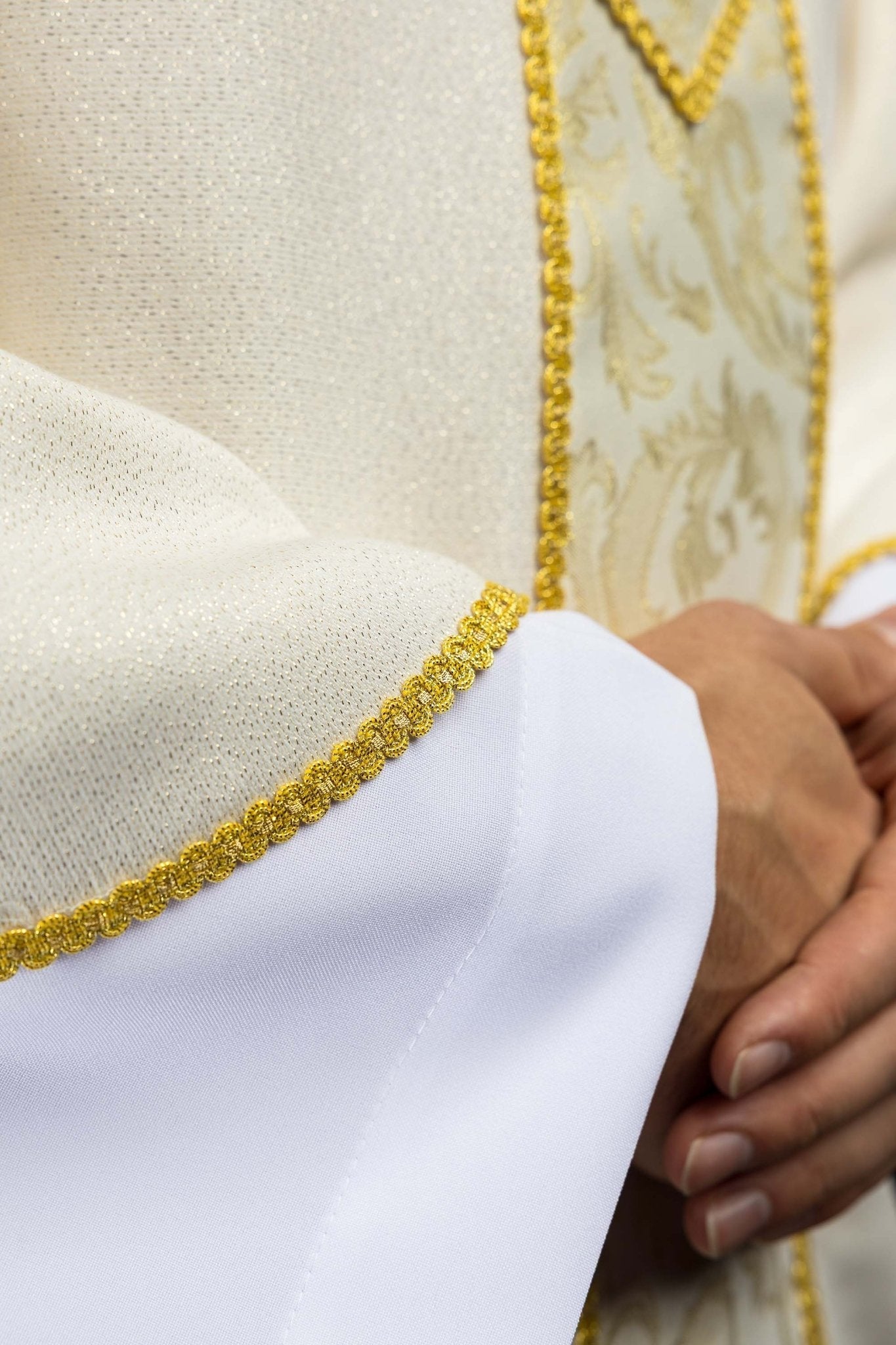 Ecru ornat z krzyżem ozdobiony tkaniną żakardową - alba.pl