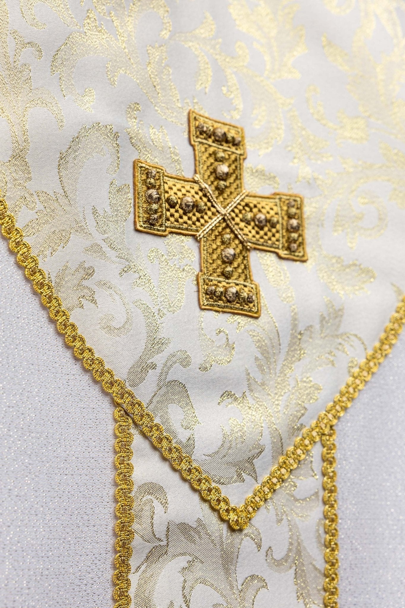 Ecru ornat z krzyżem ozdobiony tkaniną żakardową - alba.pl