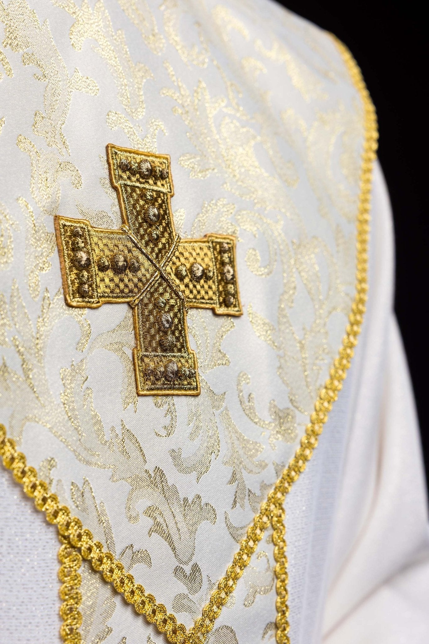 Ecru ornat z krzyżem ozdobiony tkaniną żakardową - alba.pl