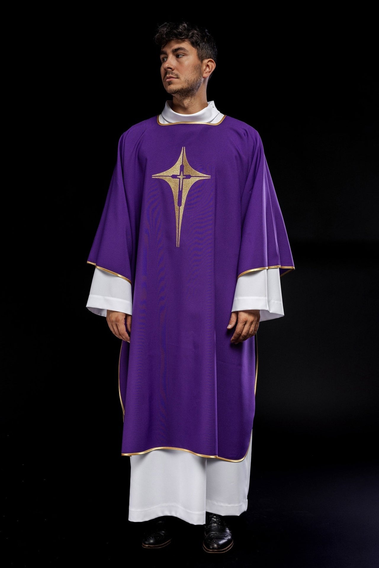 Fioletowa Dalmatyka Liturgiczna ze Złotym Krzyżem i Stułą - alba.pl