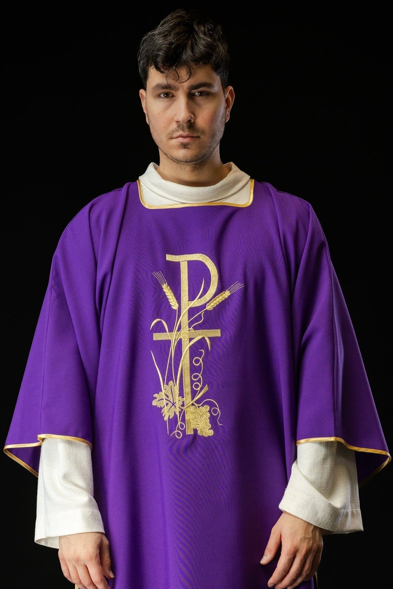 Fioletowa Dalmatyka Liturgiczna ze Złotym Krzyżem Pax - alba.pl
