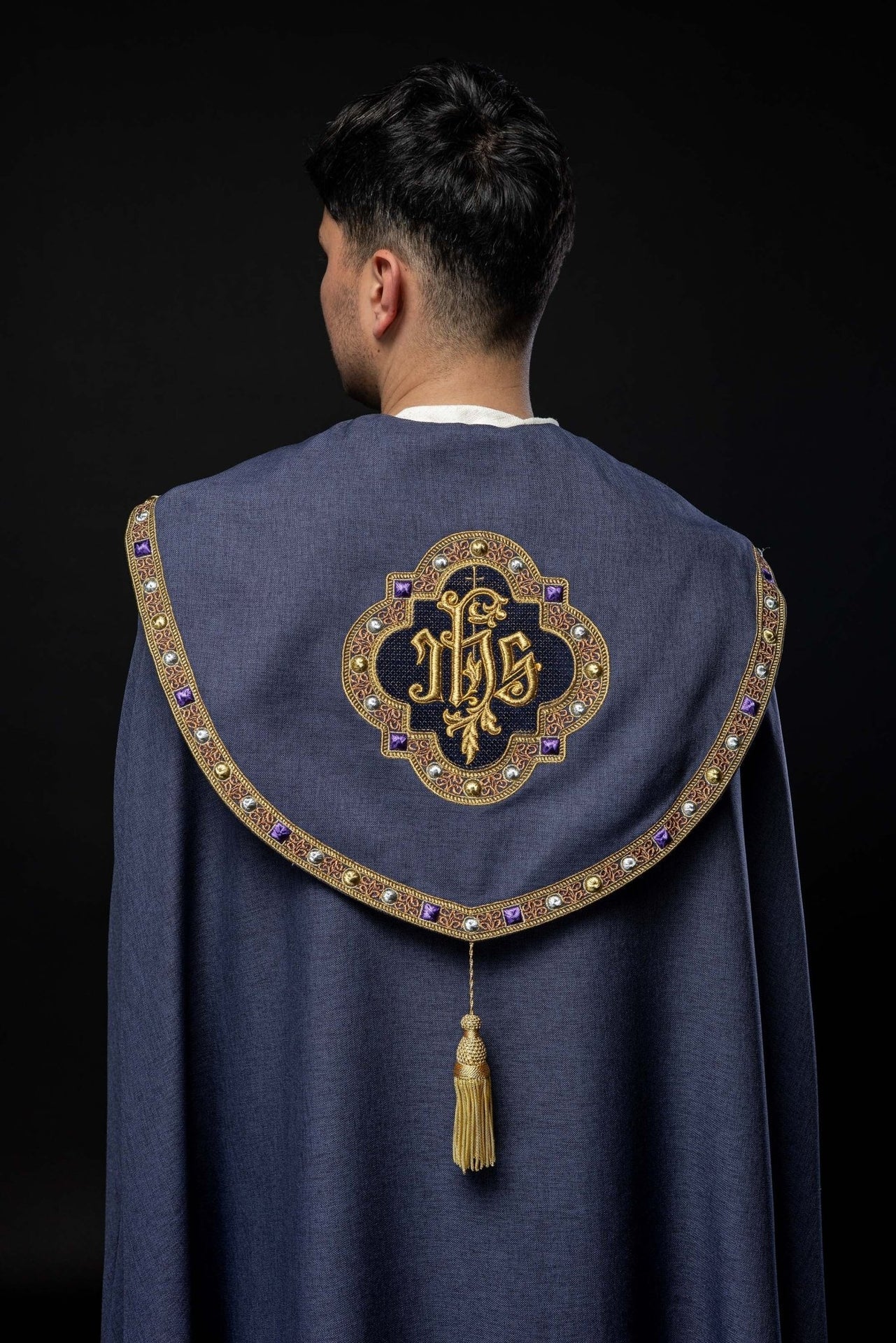 Fioletowa Kapa Liturgiczna Złoty Haft IHS Satyna - alba.pl
