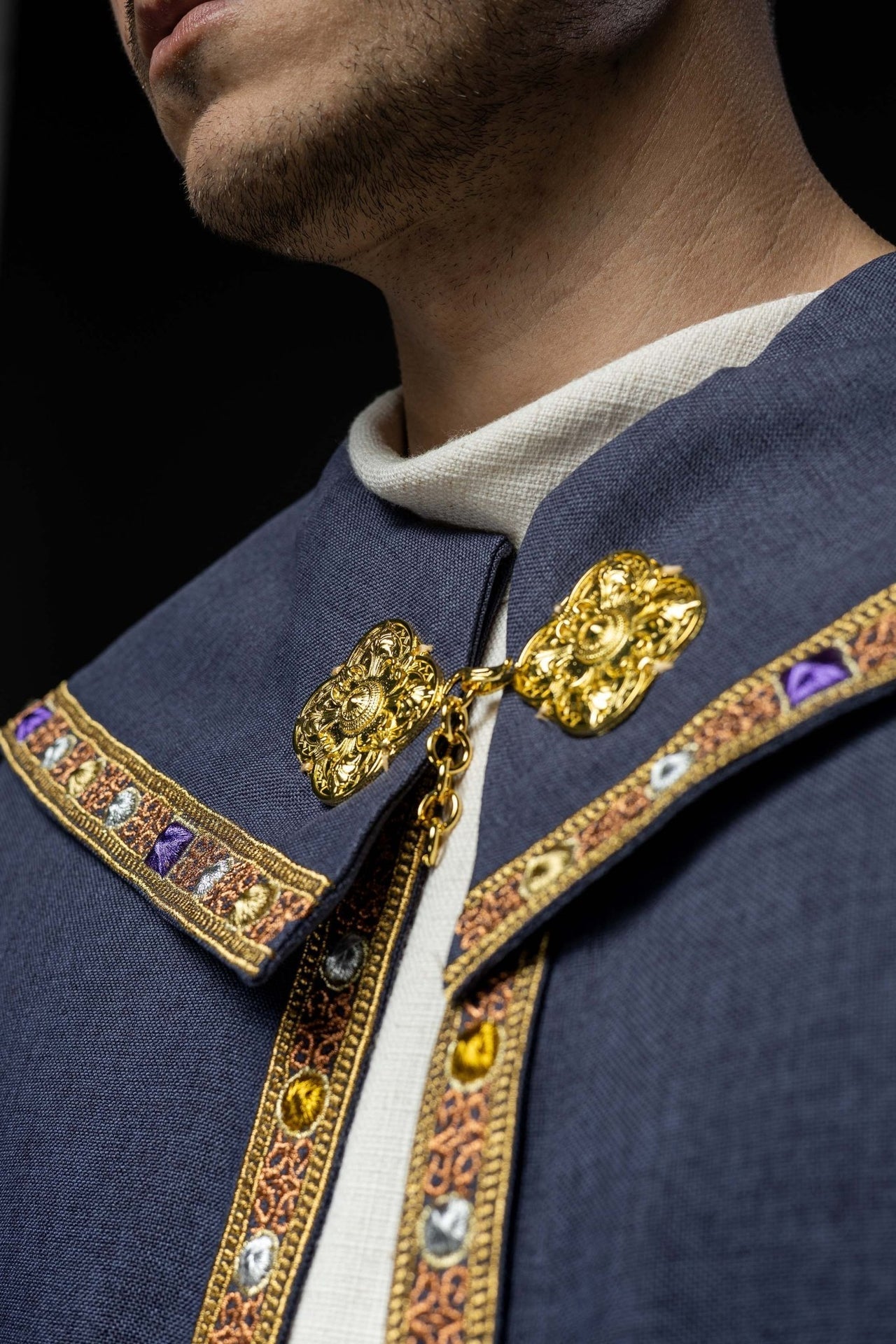 Fioletowa Kapa Liturgiczna Złoty Haft IHS Satyna - alba.pl