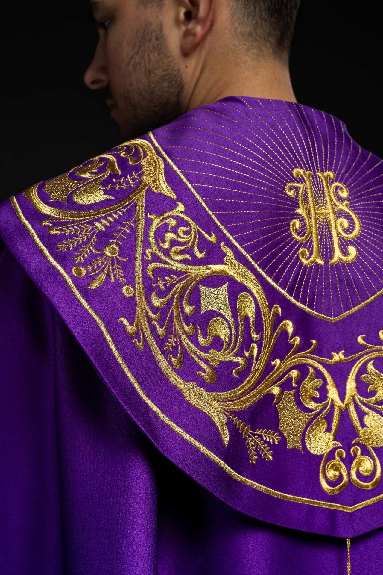 Fioletowa Kapa Liturgiczna Złoty Monogram IHS Satyna - alba.pl