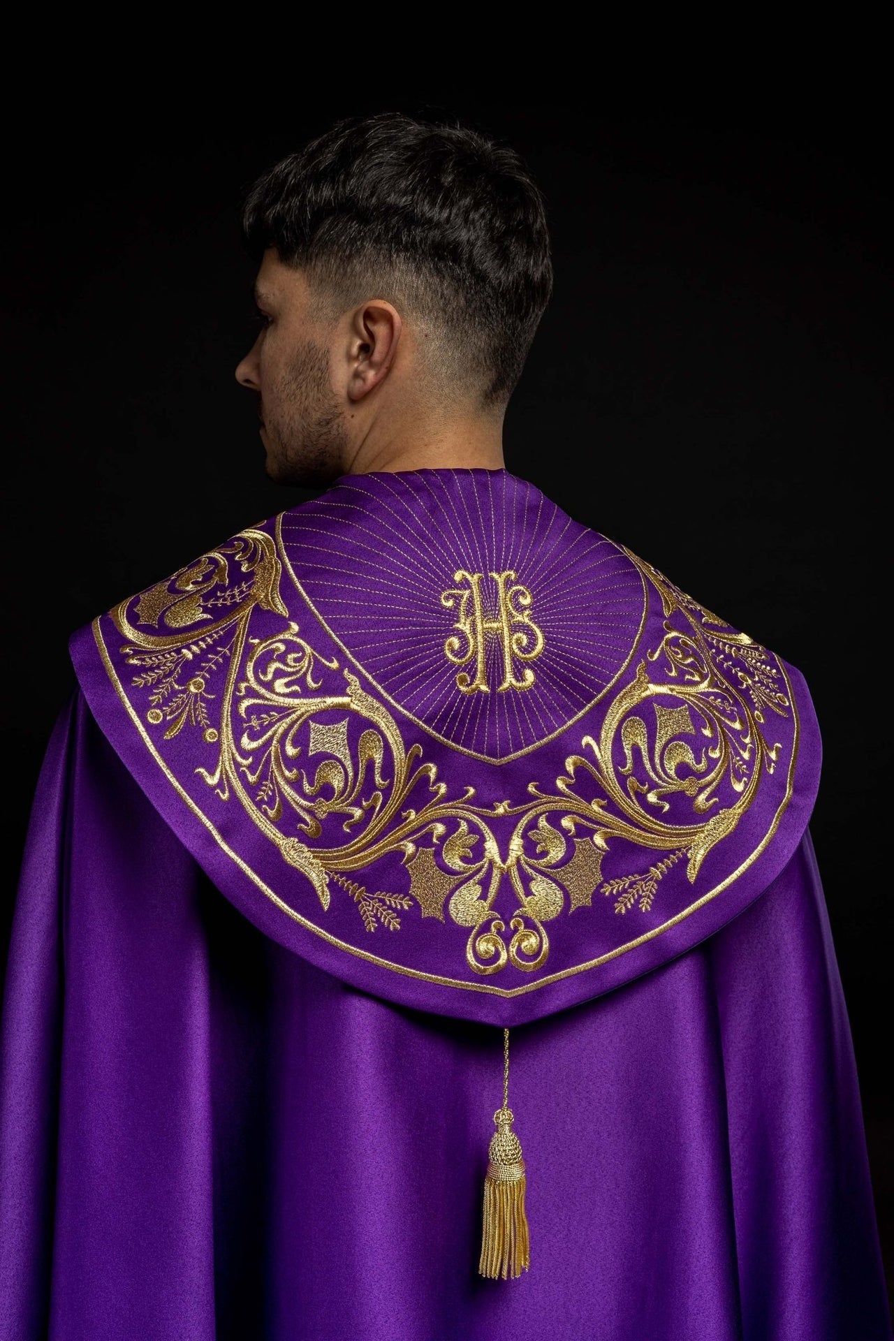 Fioletowa Kapa Liturgiczna Złoty Monogram IHS Satyna - alba.pl