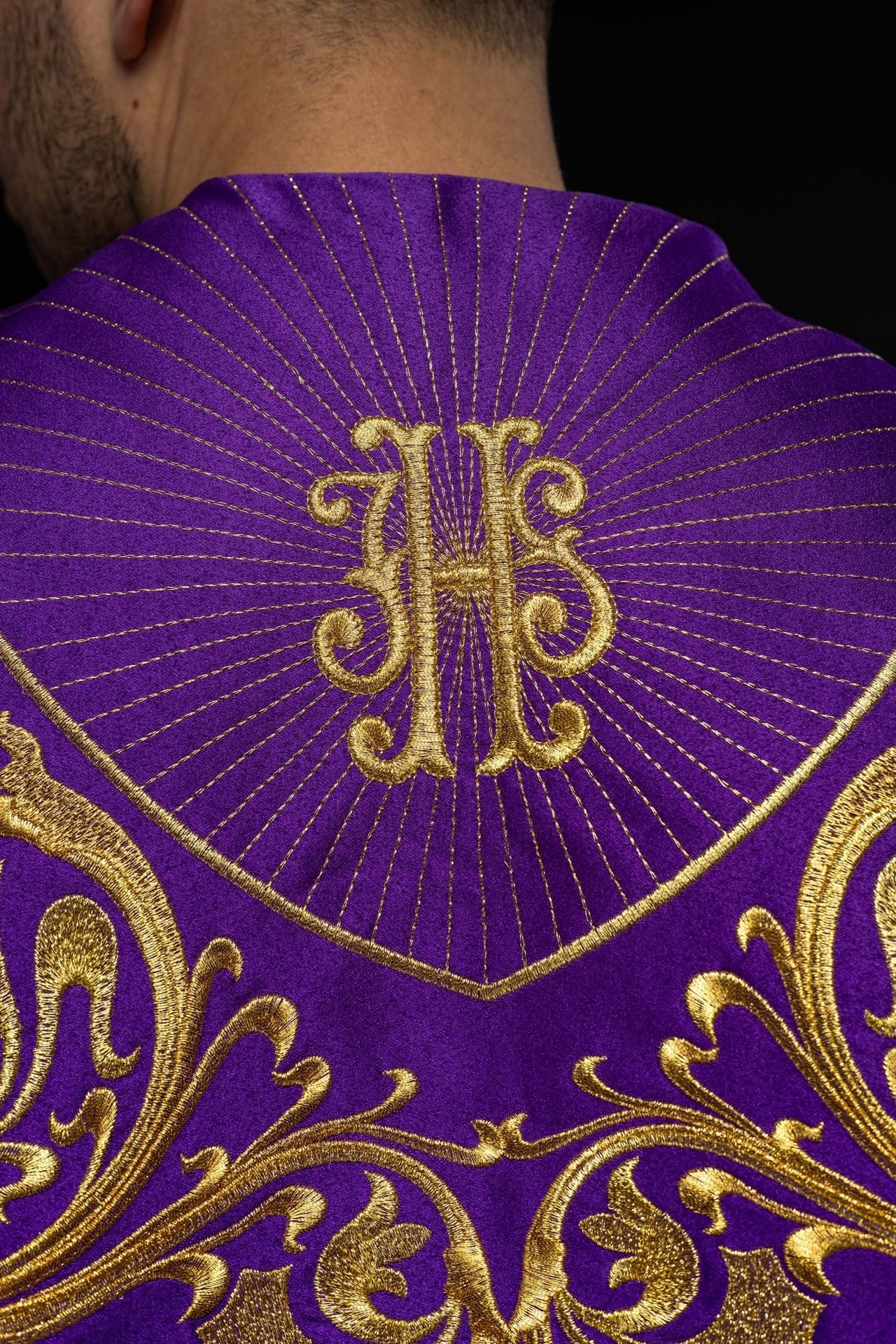 Fioletowa Kapa Liturgiczna Złoty Monogram IHS Satyna - alba.pl