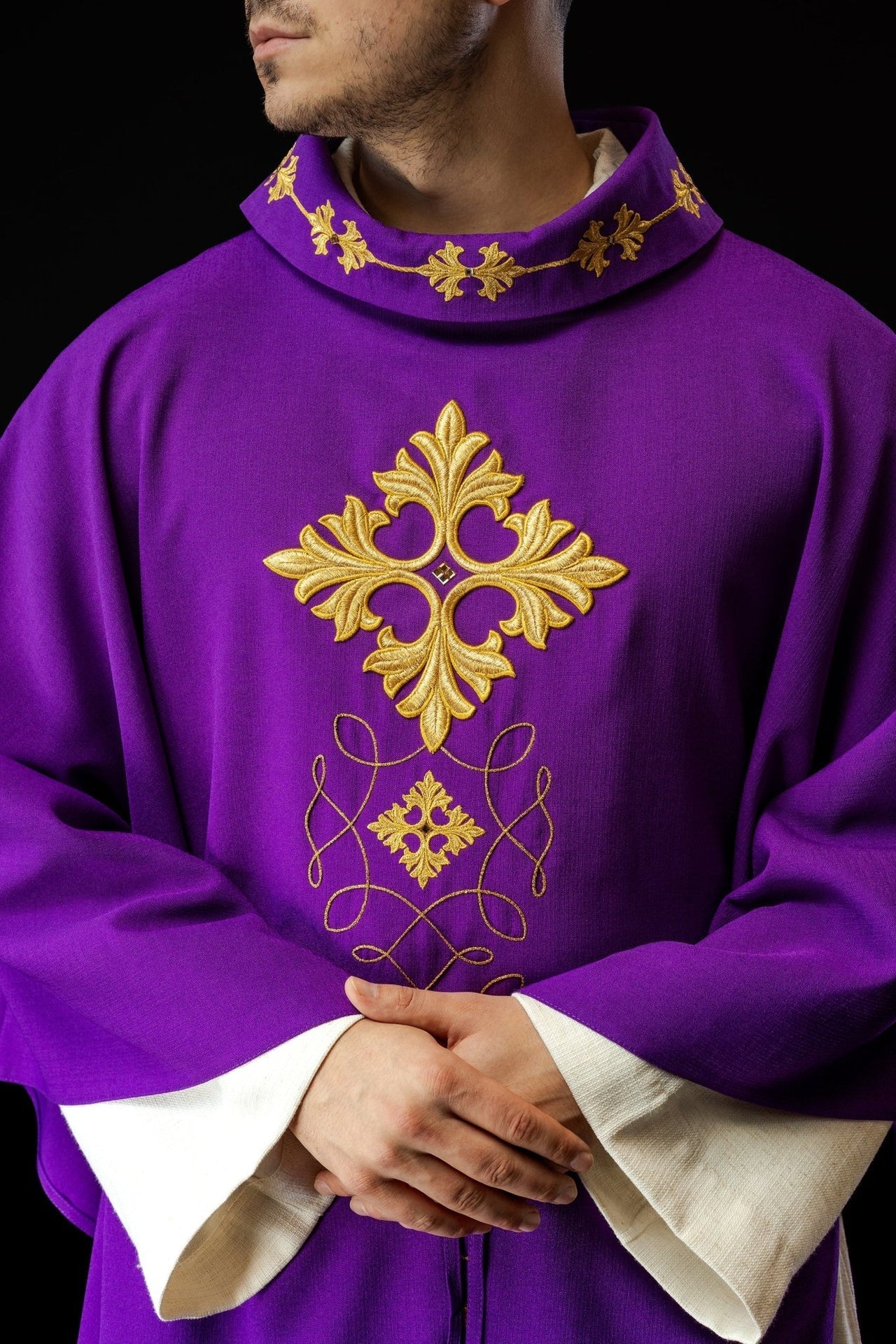 Fioletowy Ornat Liturgiczny Haftowany Sznurkiem i Kamieniami - Elegancki Krój - alba.pl
