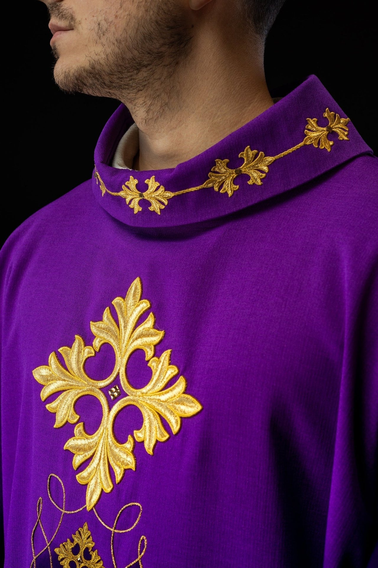 Fioletowy Ornat Liturgiczny Haftowany Sznurkiem i Kamieniami - Elegancki Krój - alba.pl