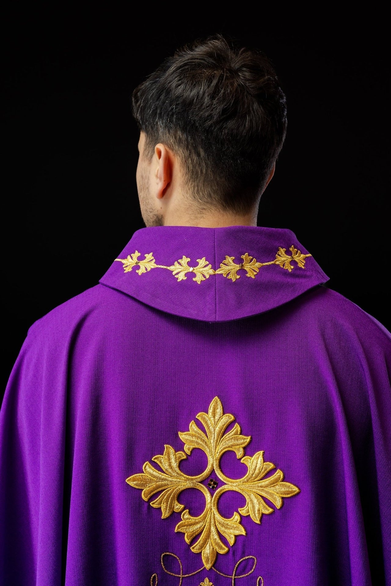 Fioletowy Ornat Liturgiczny Haftowany Sznurkiem i Kamieniami - Elegancki Krój - alba.pl