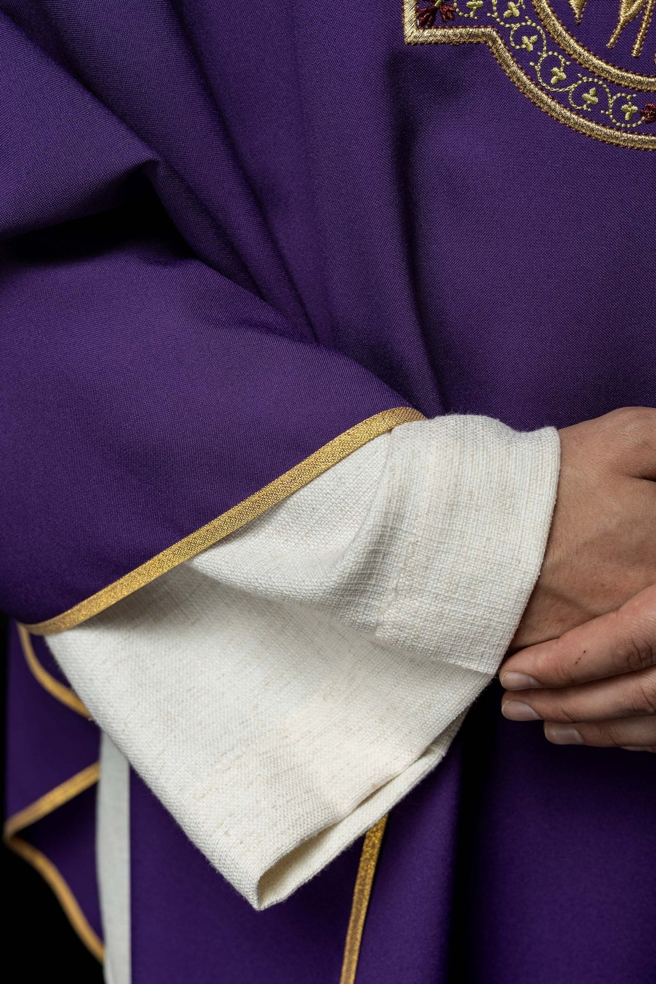 Fioletowy Ornat Liturgiczny z Haftem IHS i PAX - Elegancki Symbolizm - alba.pl