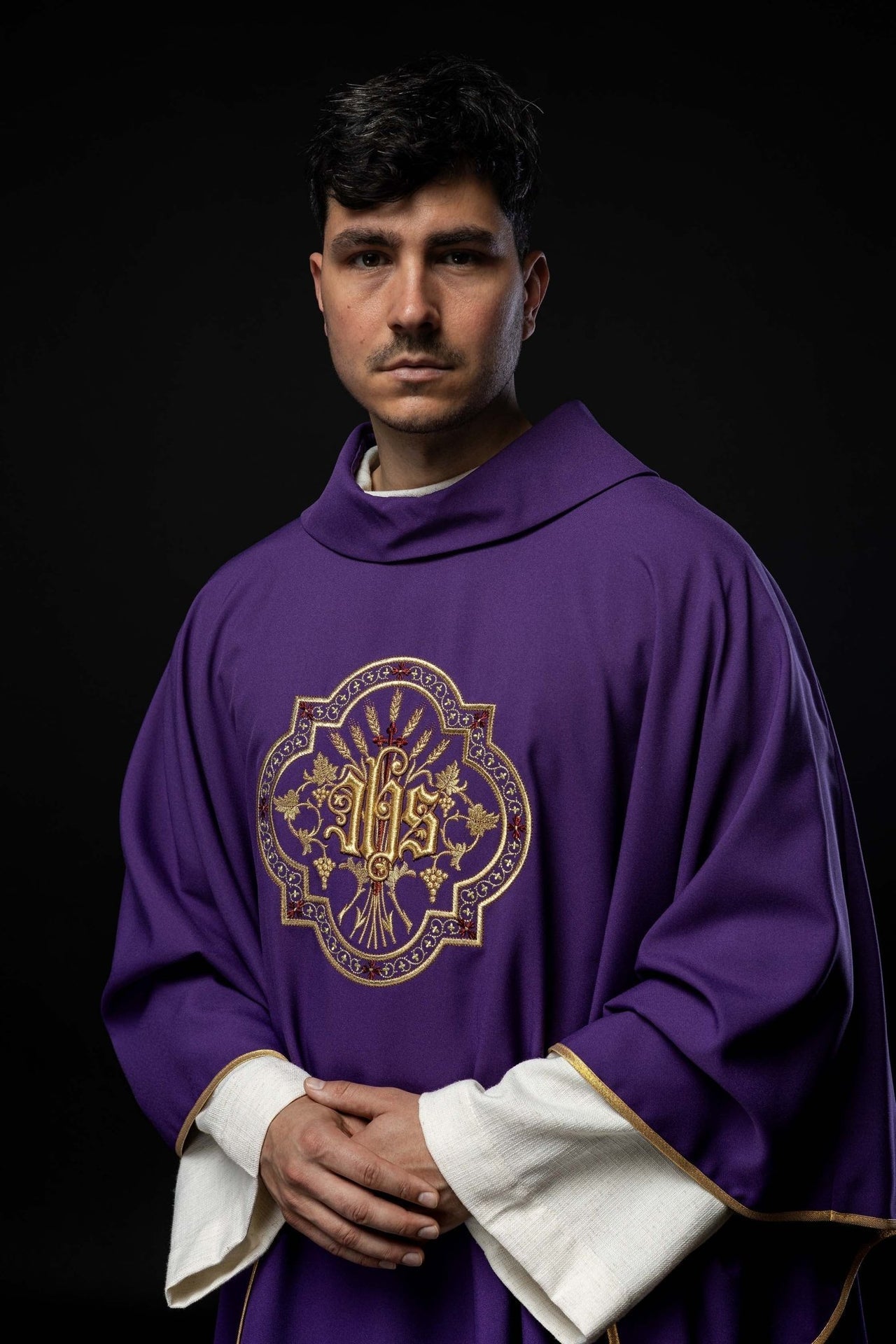 Fioletowy Ornat Liturgiczny z Haftem IHS i PAX - Elegancki Symbolizm - alba.pl