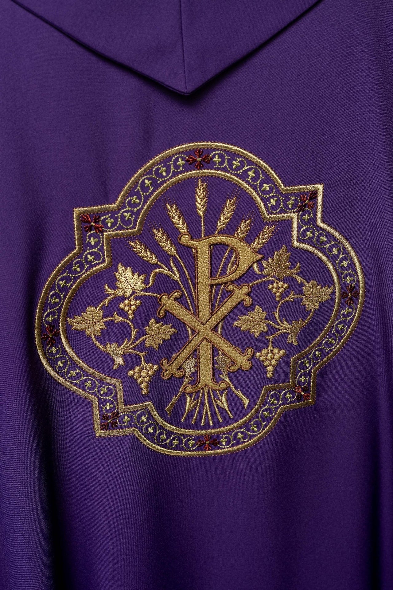 Fioletowy Ornat Liturgiczny z Haftem IHS i PAX - Elegancki Symbolizm - alba.pl