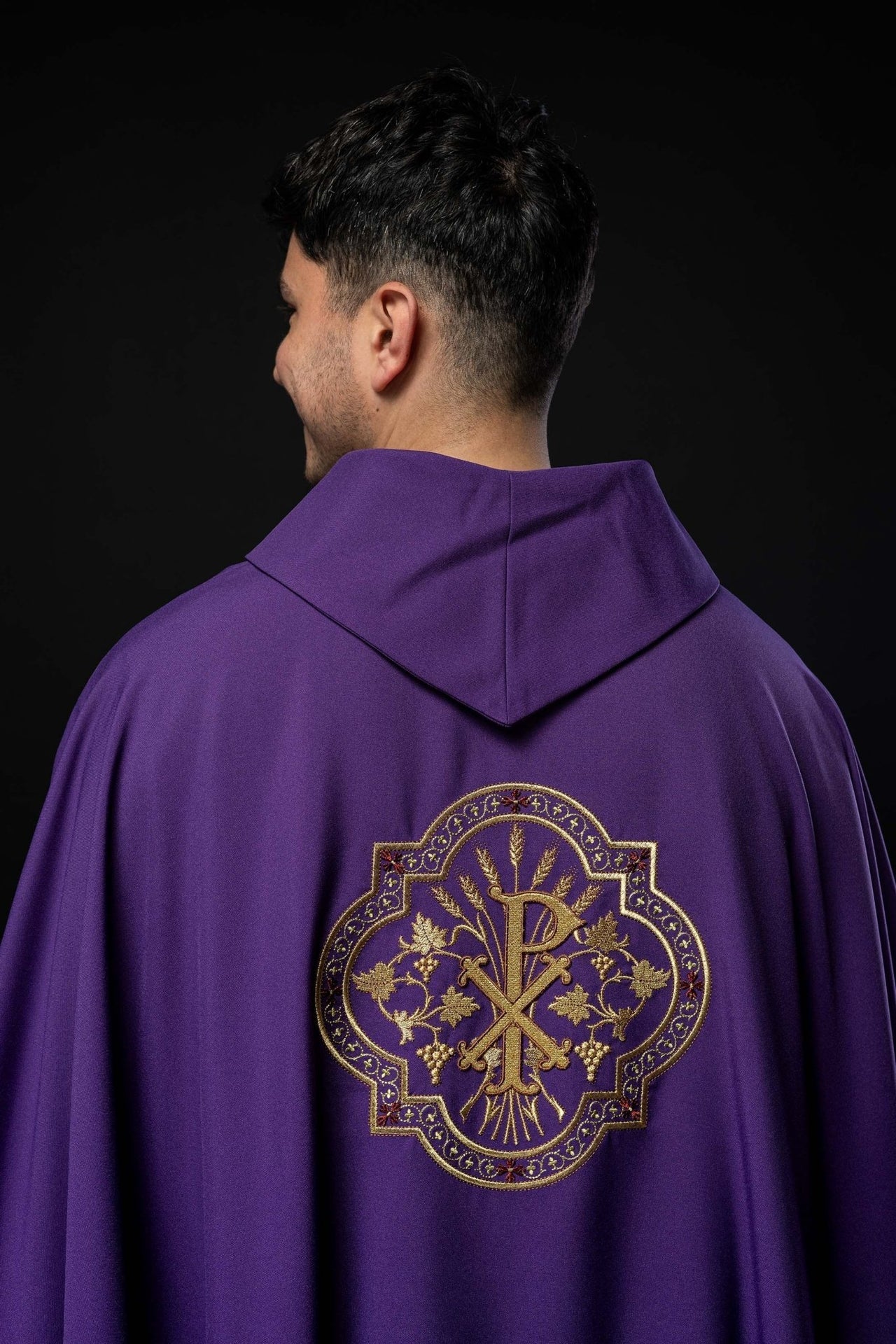 Fioletowy Ornat Liturgiczny z Haftem IHS i PAX - Elegancki Symbolizm - alba.pl