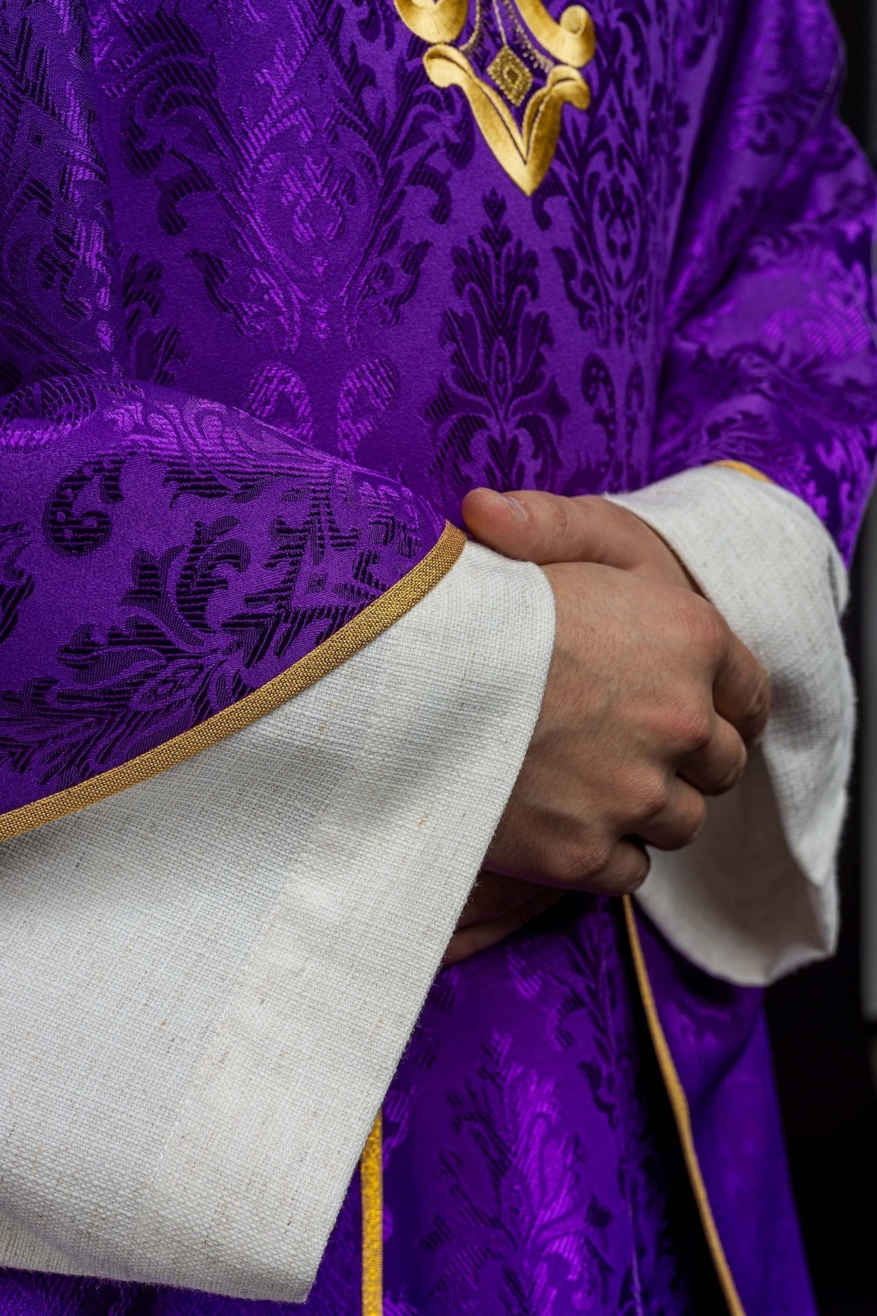 Fioletowy Ornat Liturgiczny z Krzyżem i Wzorzystej Tkaniny - alba.pl