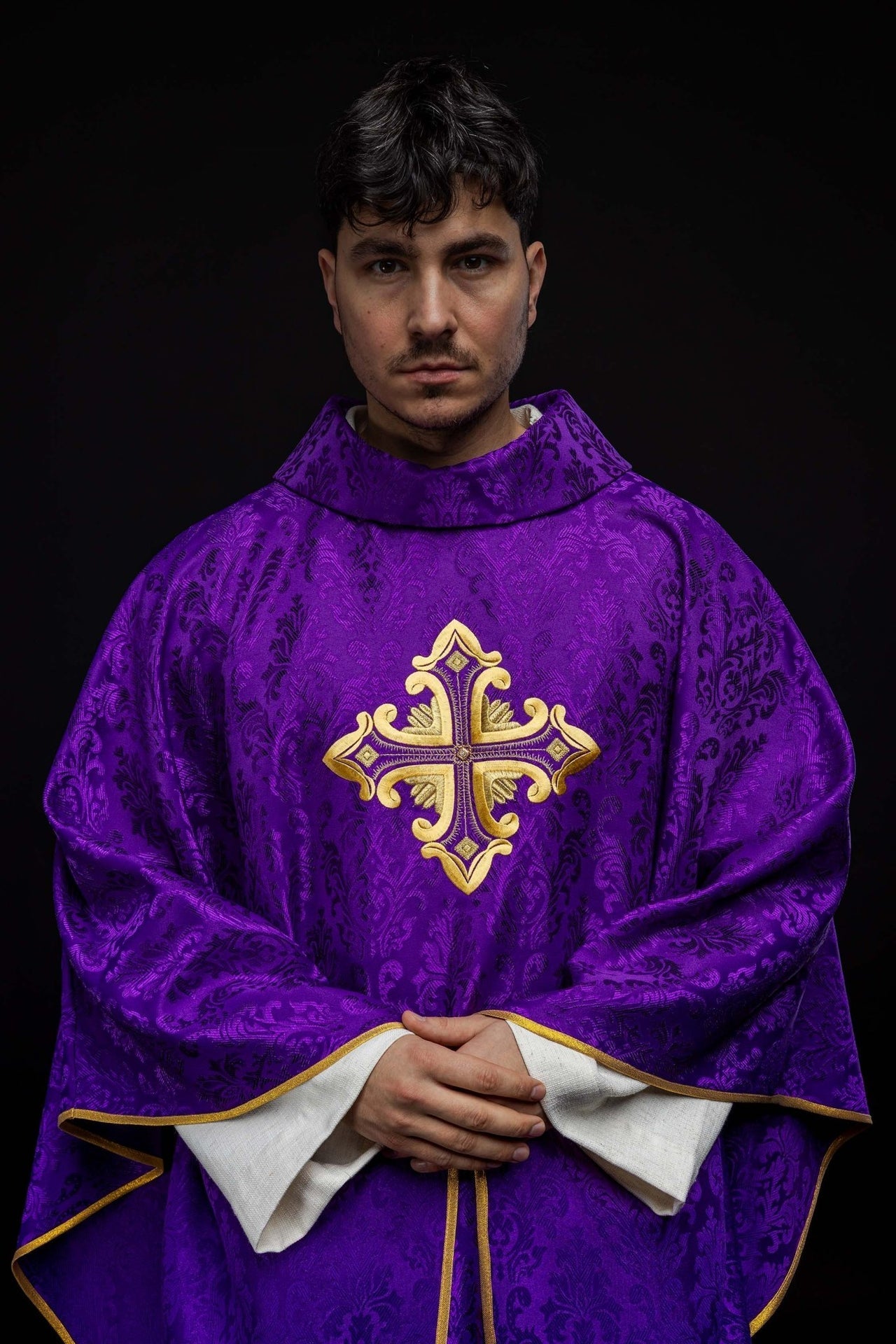 Fioletowy Ornat Liturgiczny z Krzyżem i Wzorzystej Tkaniny - alba.pl