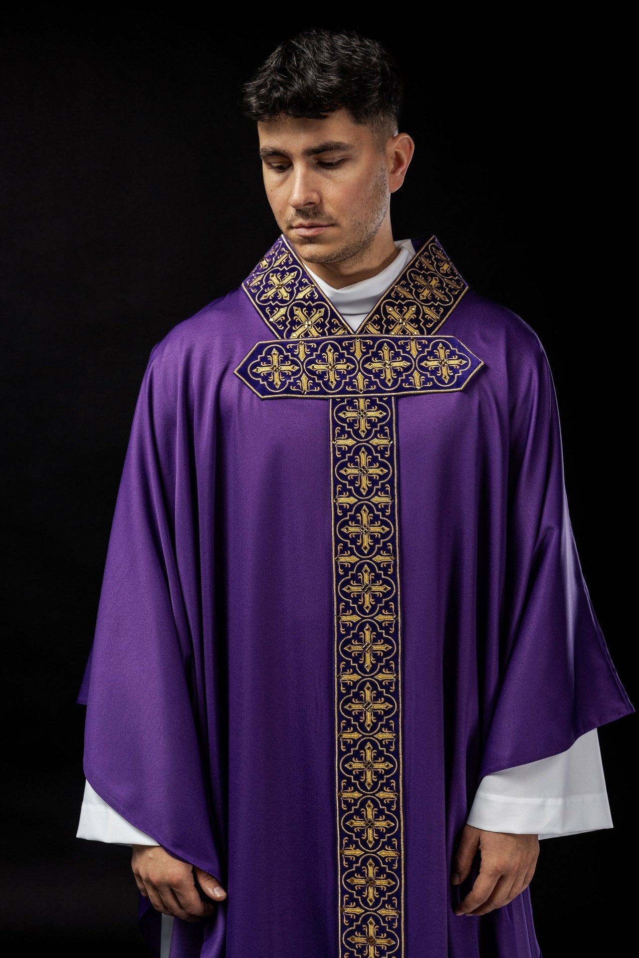 Fioletowy Ornat Liturgiczny Zdobiony Kamieniami - Polski Produkt - alba.pl