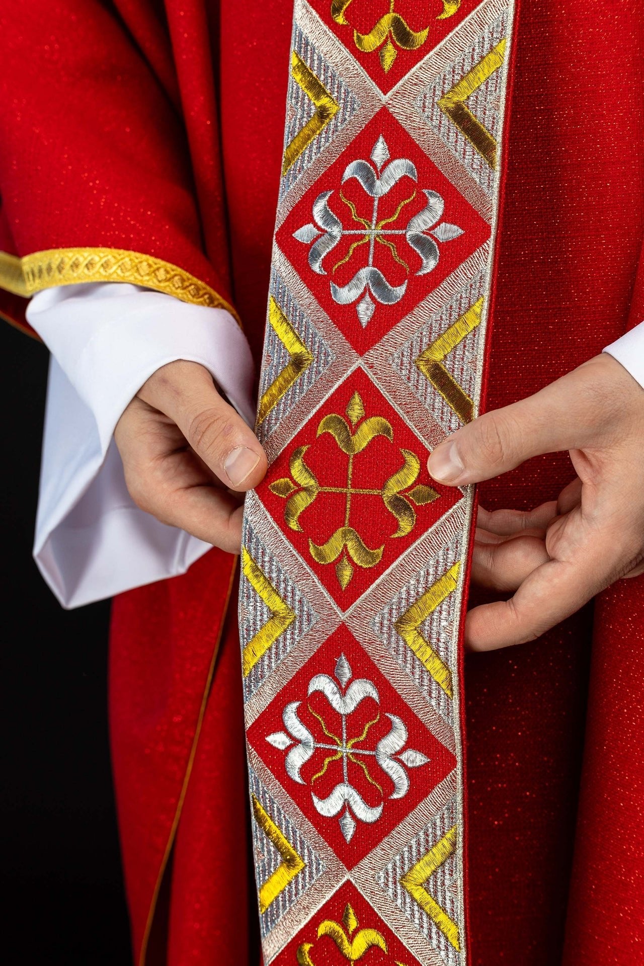 Haftowany pas do ornatu w zestawie z ornatem czerwonym - alba.pl