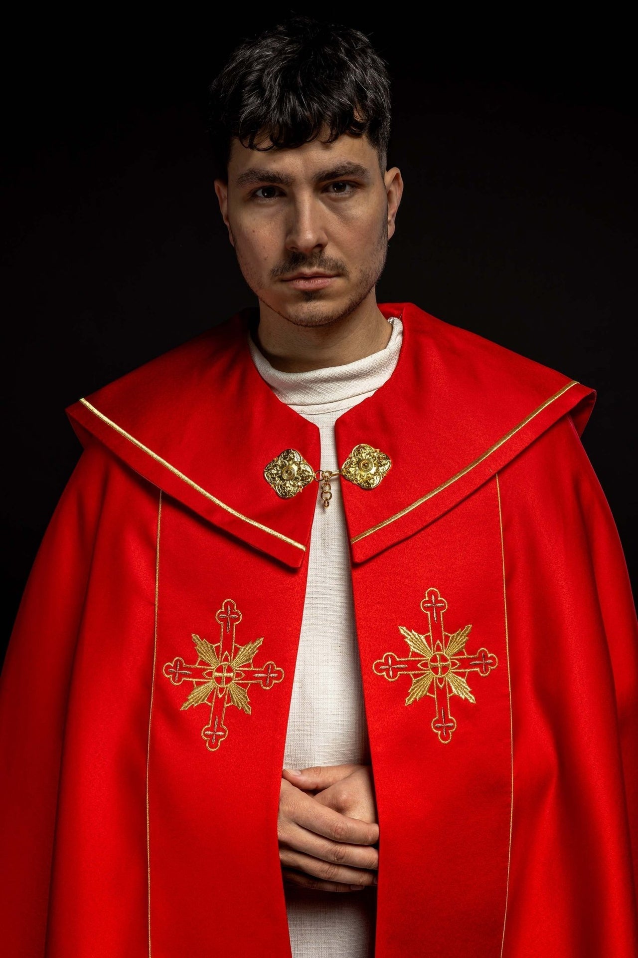 Kapa Eucharystyczna IHS Czerwona Satynowa z Haftem - alba.pl