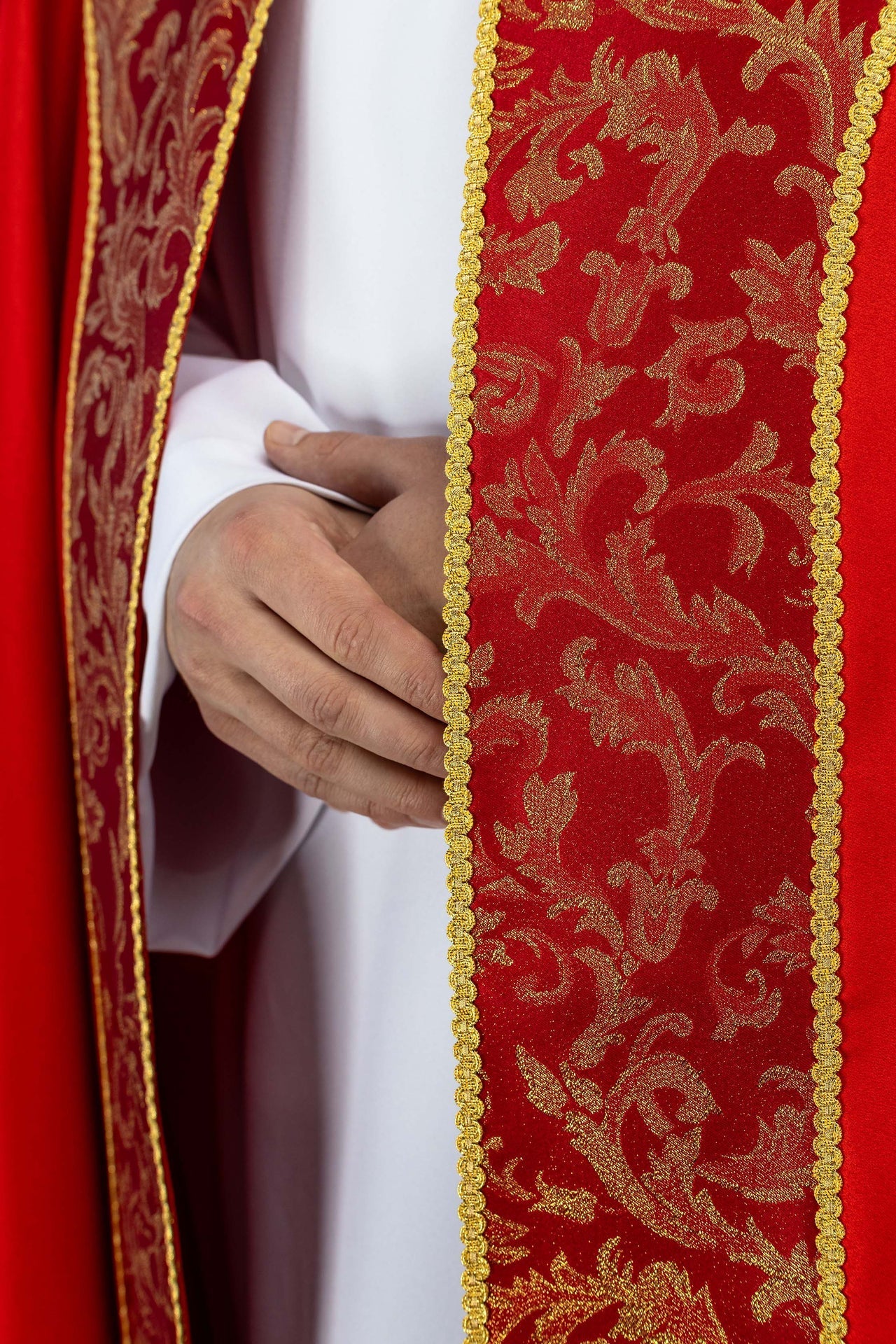 Kapa haftowana ozdobiona tkaniną żakardową czerwona - alba.pl