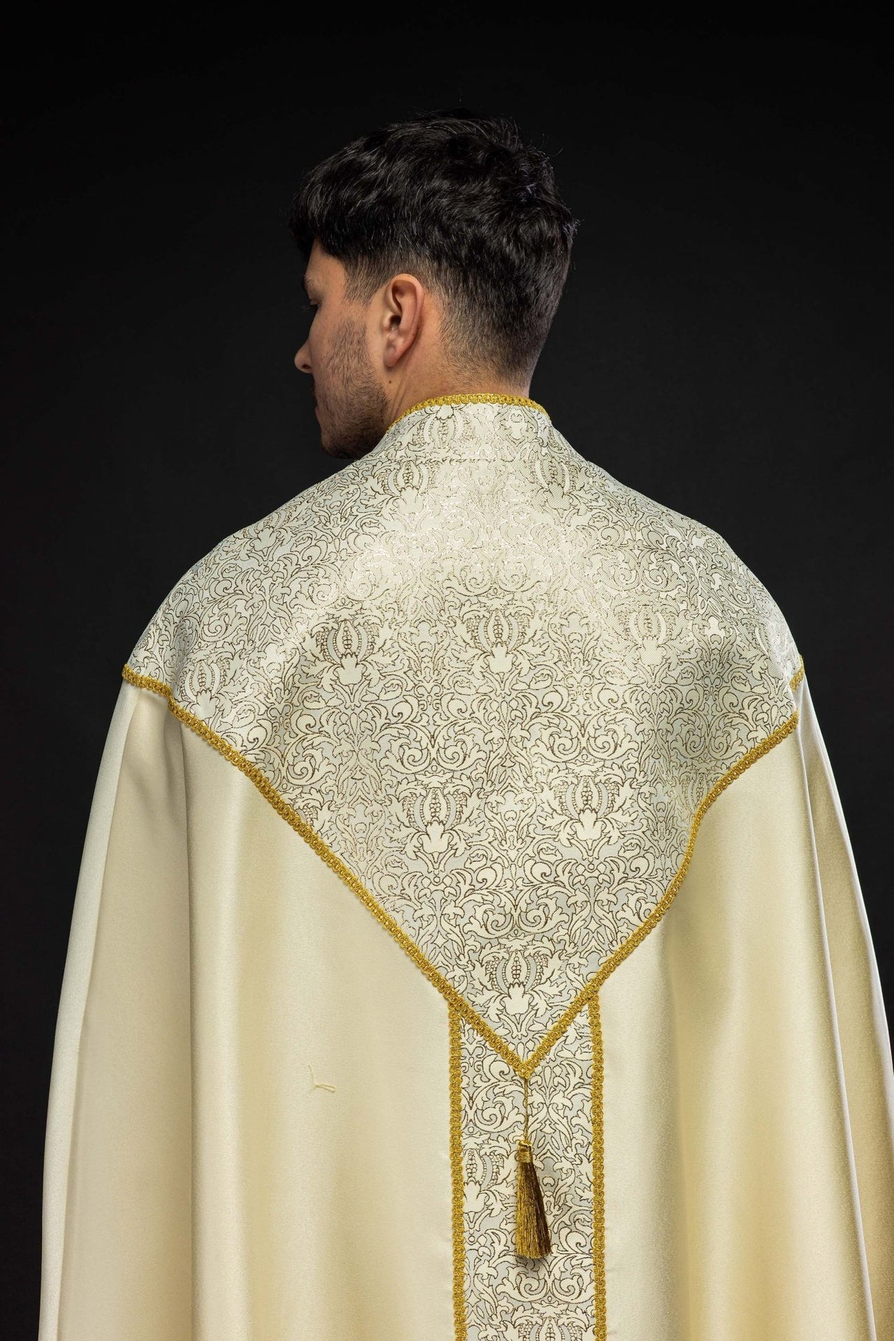 Kapa haftowana ozdobiona tkanina żakardowa ecru