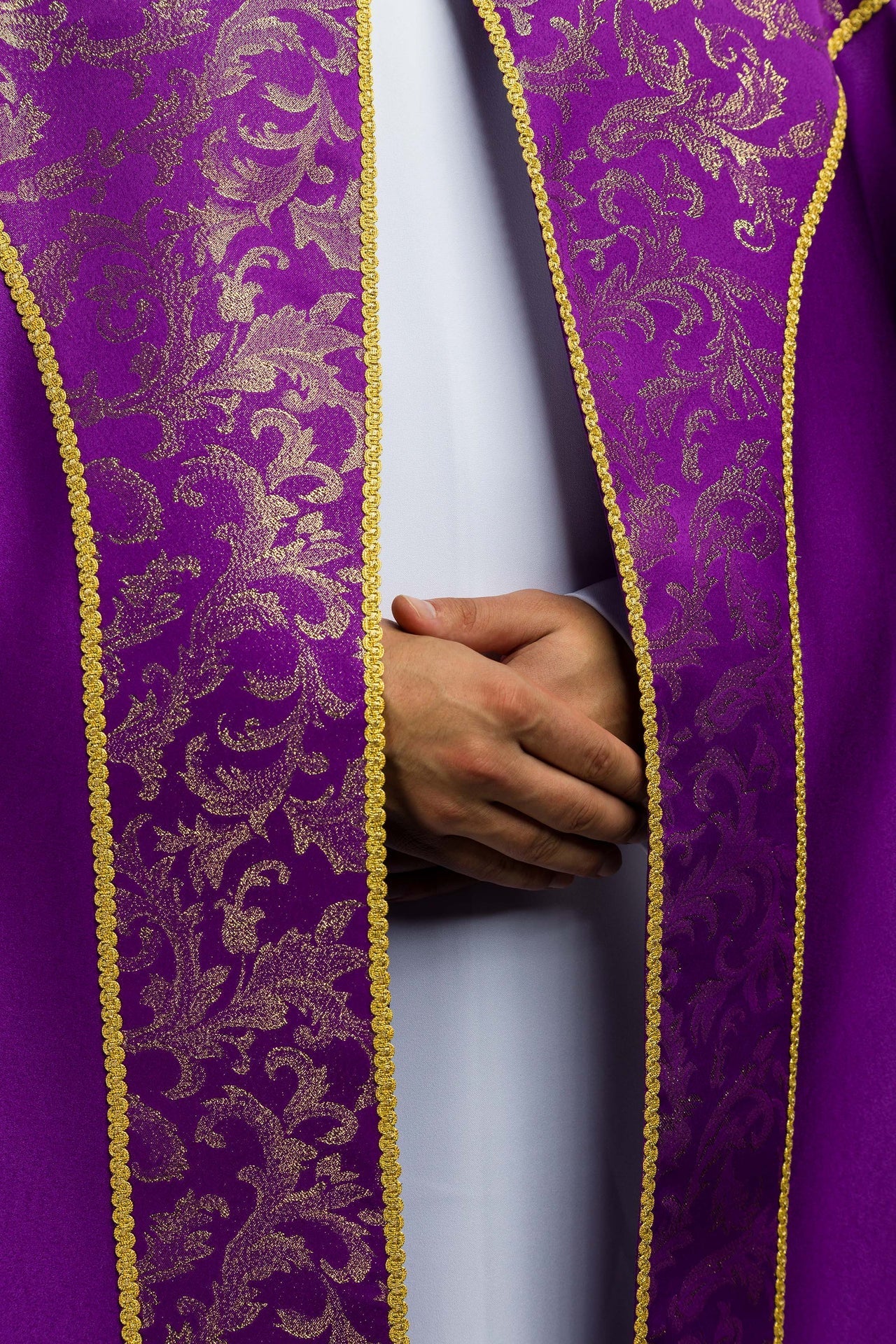 Kapa haftowana ozdobiona tkaniną żakardową fioletowa - alba.pl