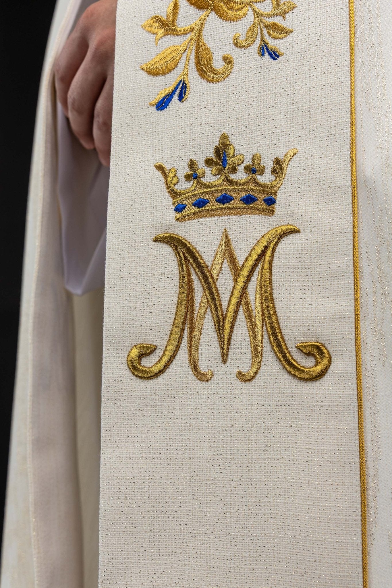 Kapa haftowana z symbolem maryjnym ecru - alba.pl