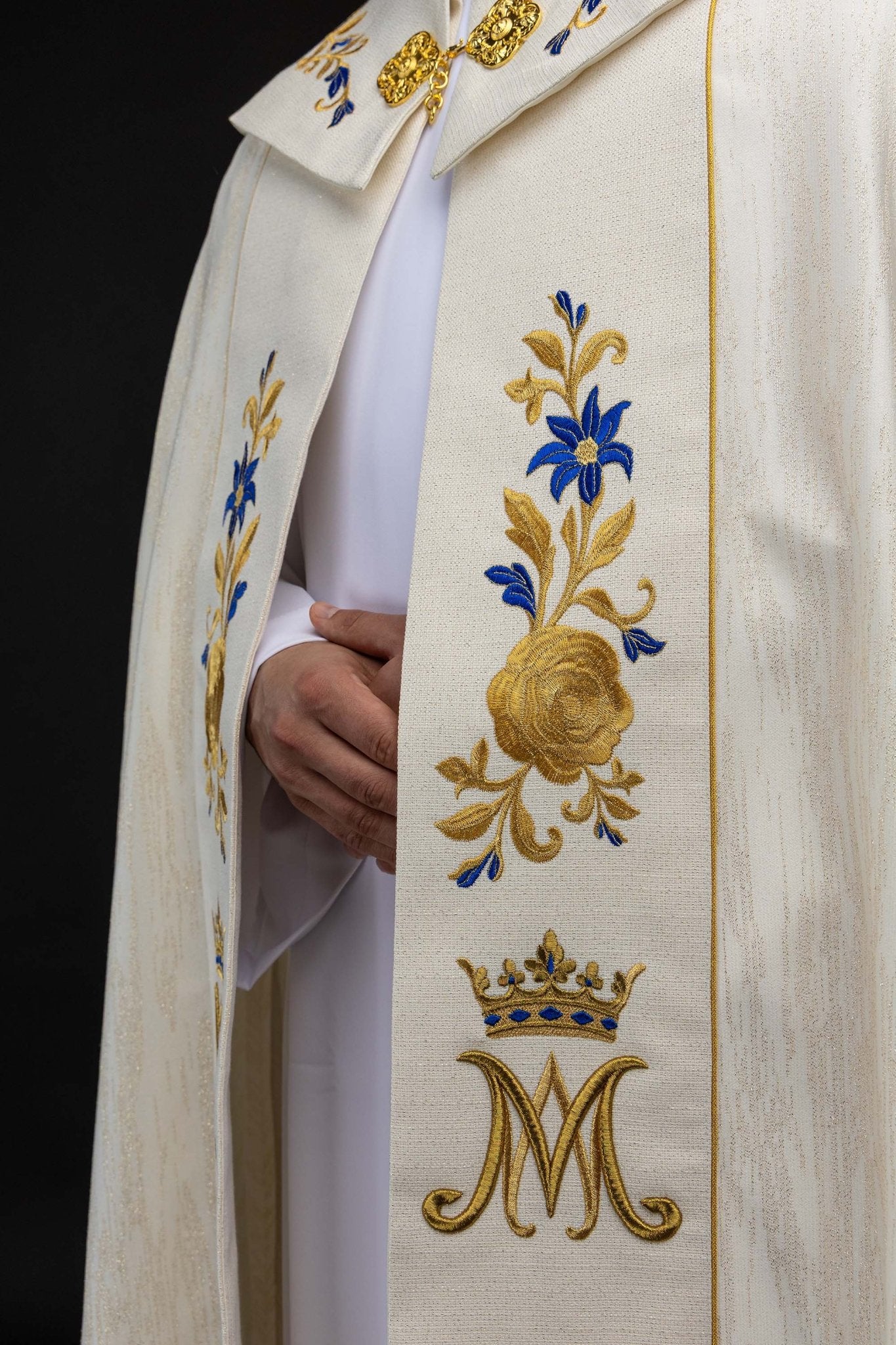 Kapa haftowana z symbolem maryjnym ecru - alba.pl