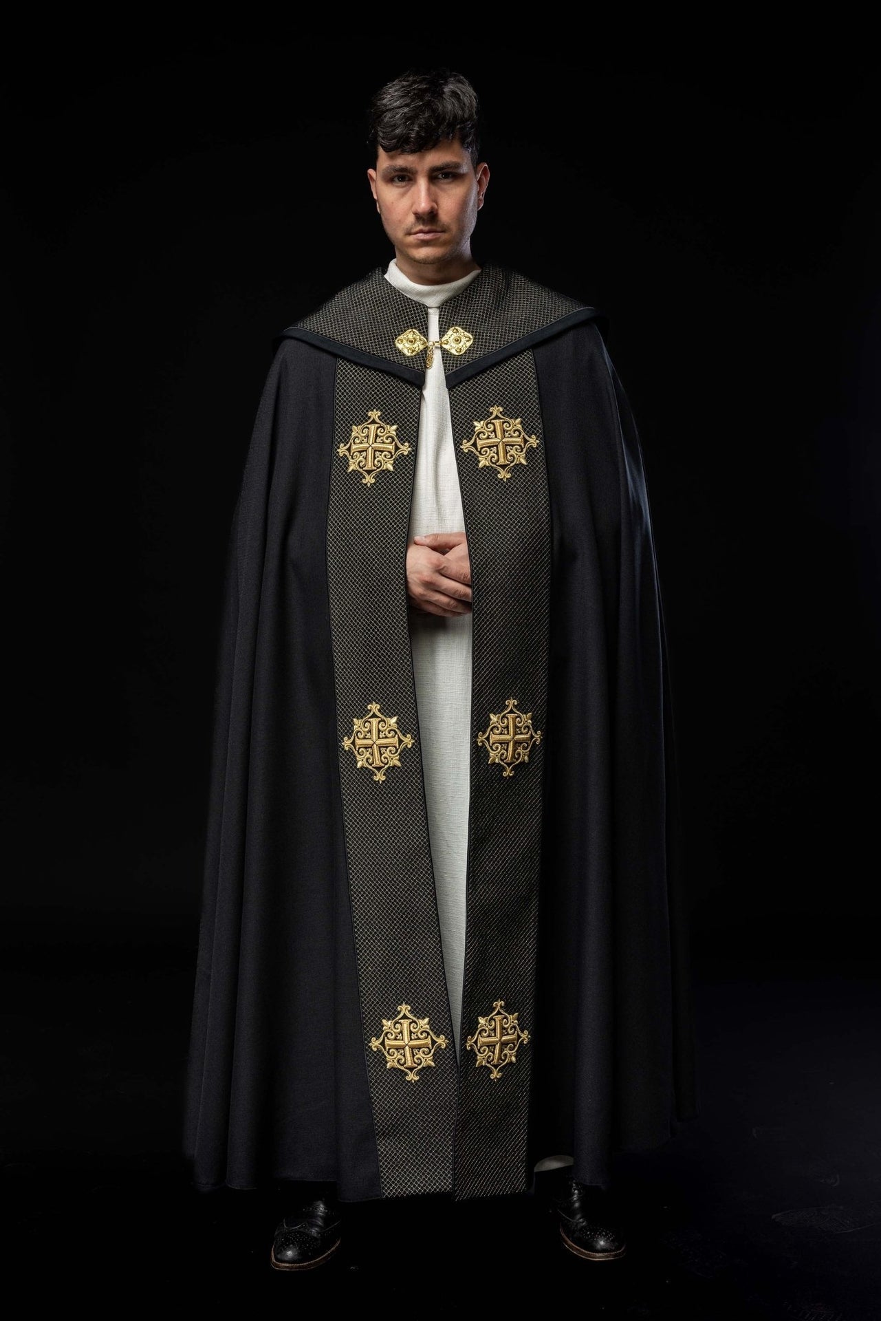 Kapa Liturgiczna Aksamitna Czarna z Haftowanymi Krzyżami - alba.pl