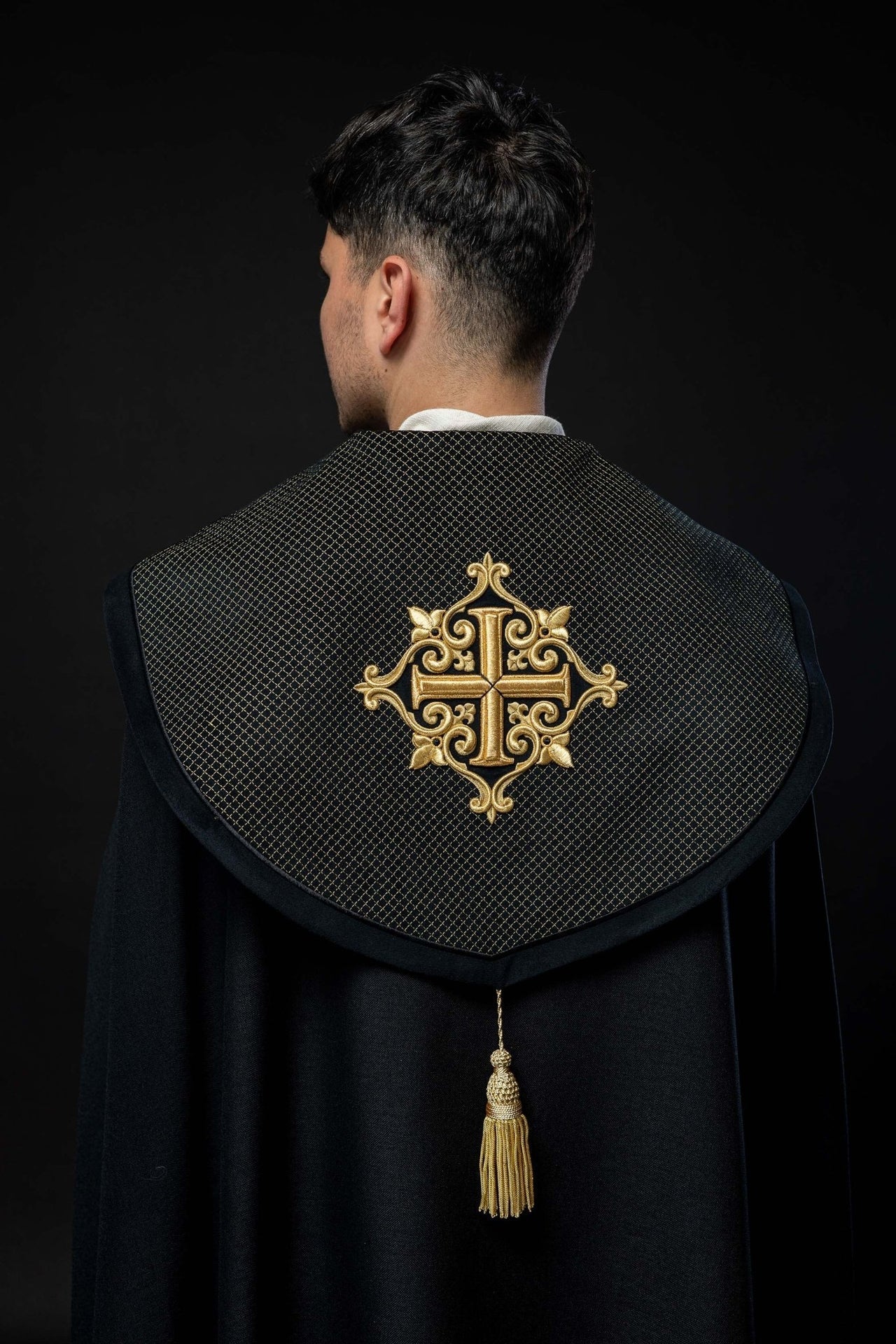 Kapa Liturgiczna Aksamitna Czarna z Haftowanymi Krzyżami - alba.pl