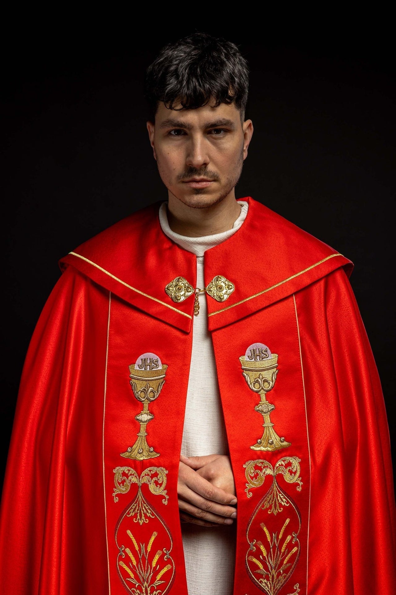 Kapa Liturgiczna Czerwona Haft Kielich IHS Satyna Polska - alba.pl