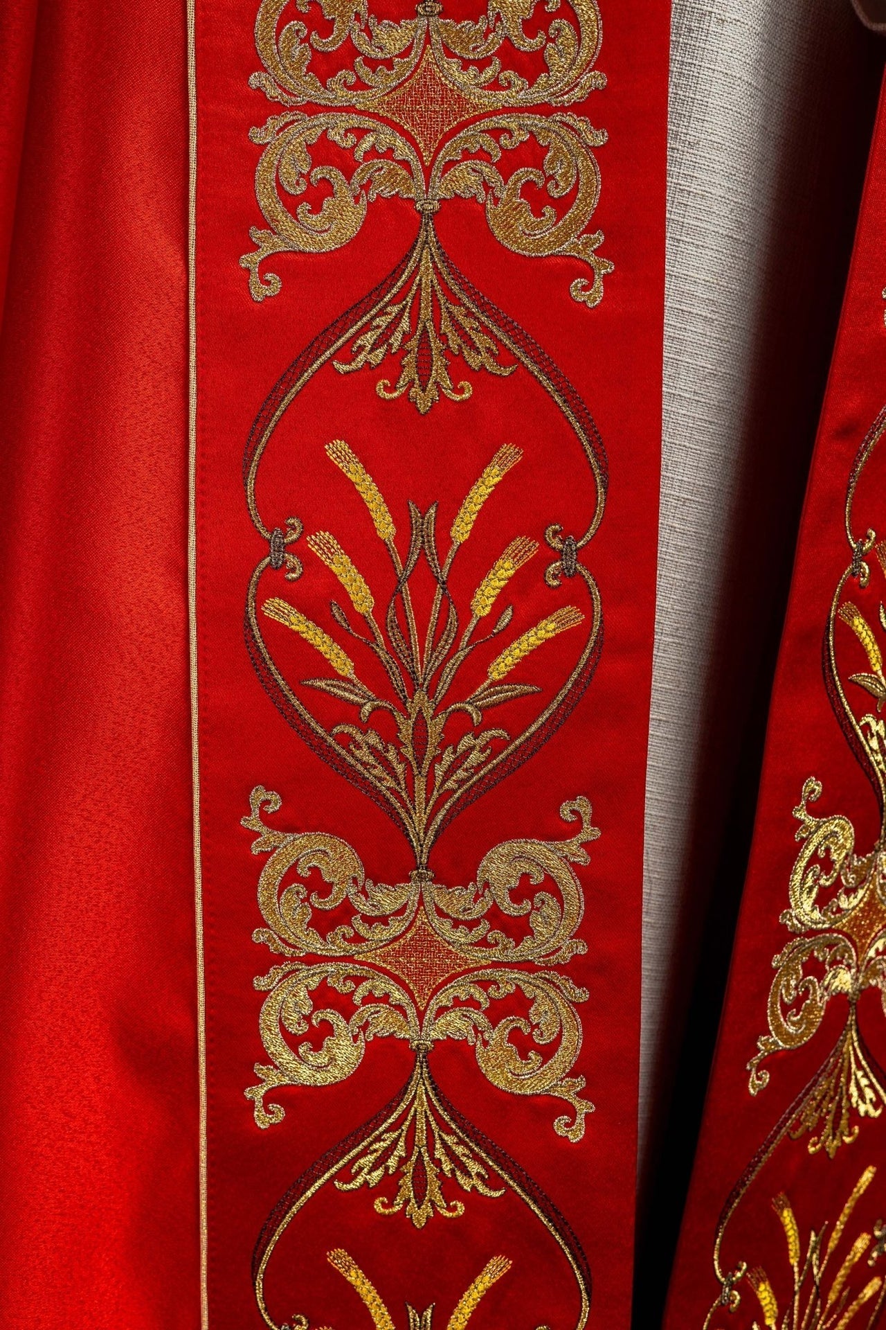 Kapa Liturgiczna Czerwona Haft Kielich IHS Satyna Polska - alba.pl
