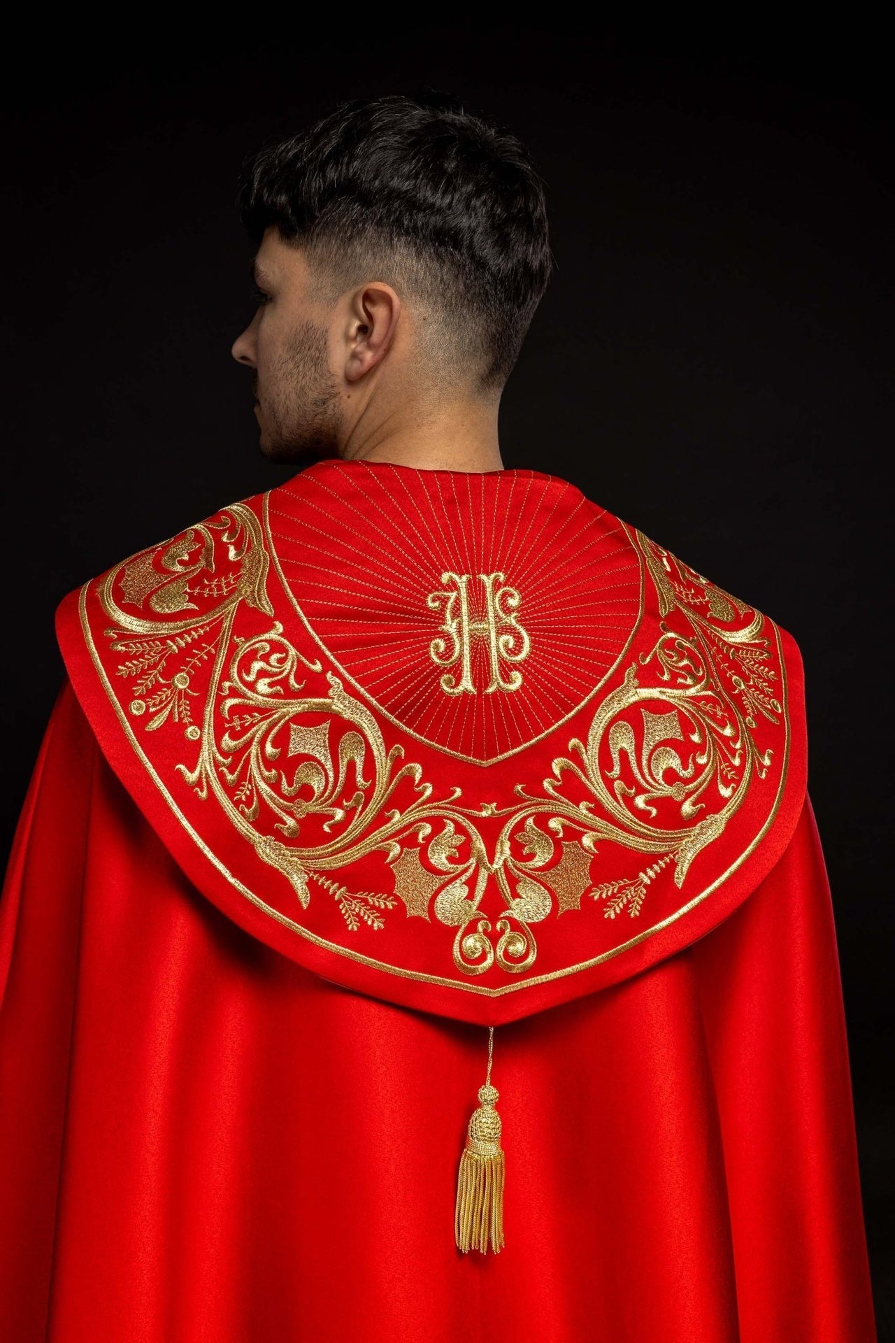 Kapa Liturgiczna Czerwona z Haftem IHS Złota Nić - Polska Produkcja - alba.pl