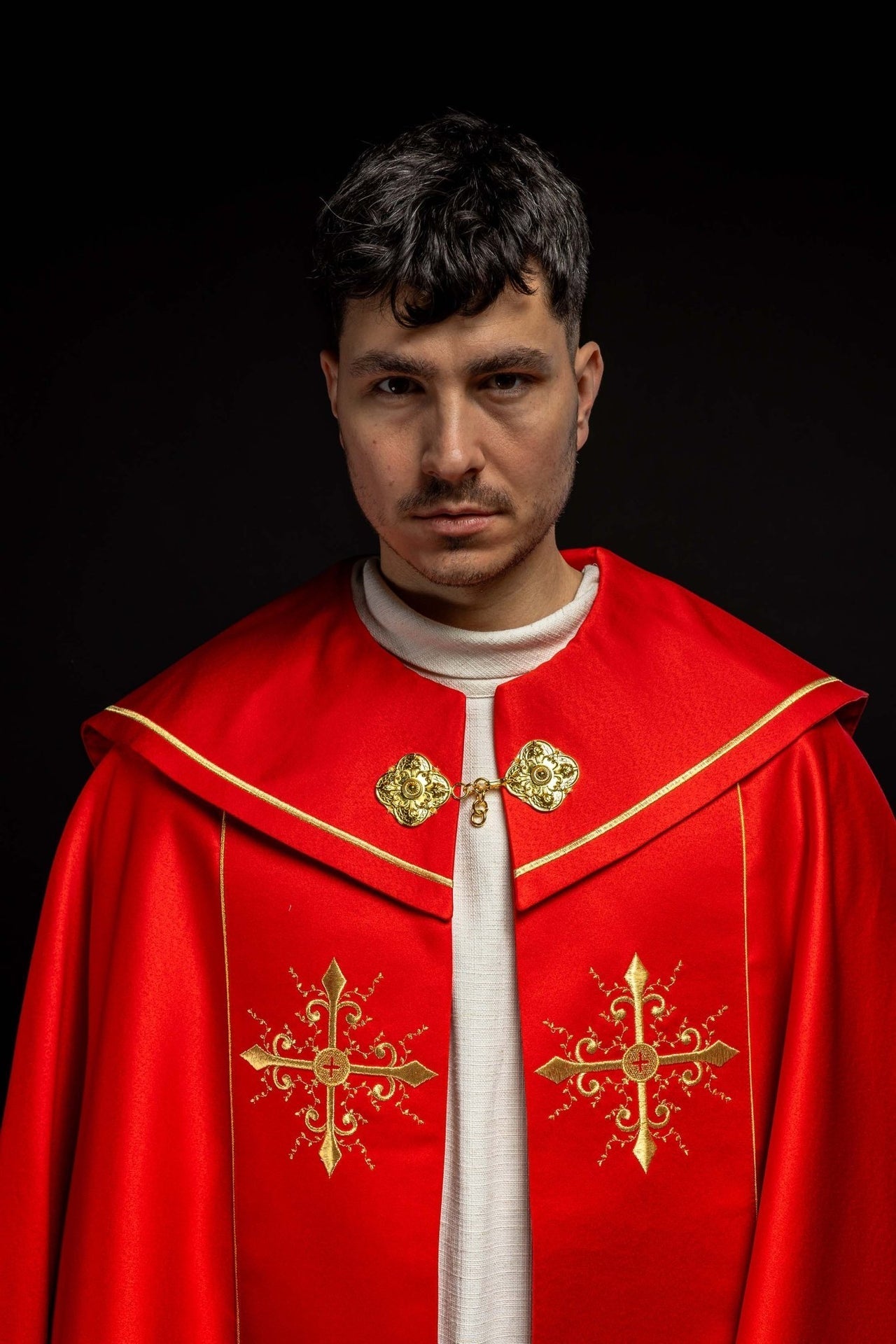 Kapa Liturgiczna Czerwona z Haftem Złotych Krzyży i Stułą - alba.pl