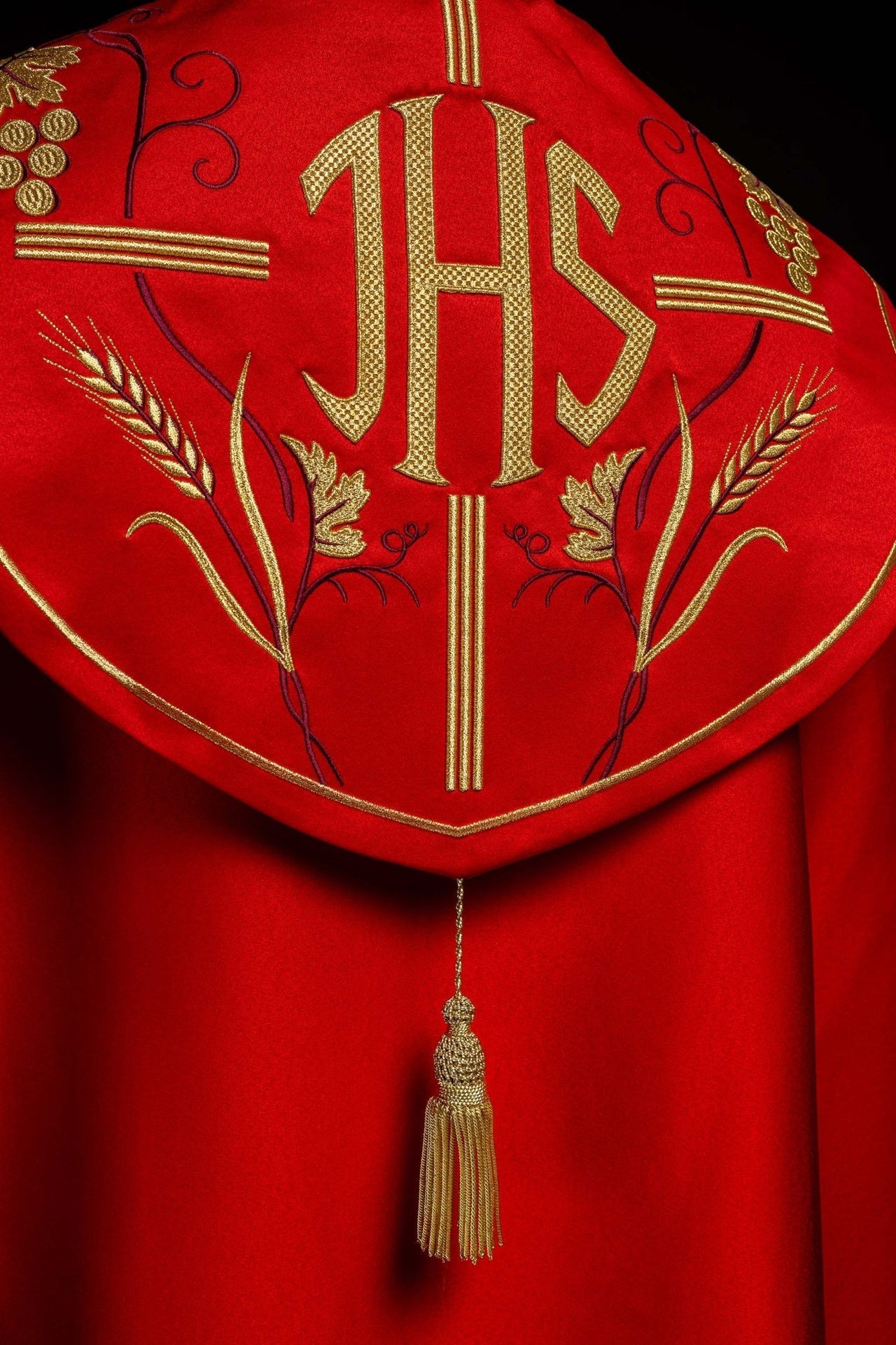 Kapa Liturgiczna Czerwona ze Złotym Haftem IHS Winogron - alba.pl