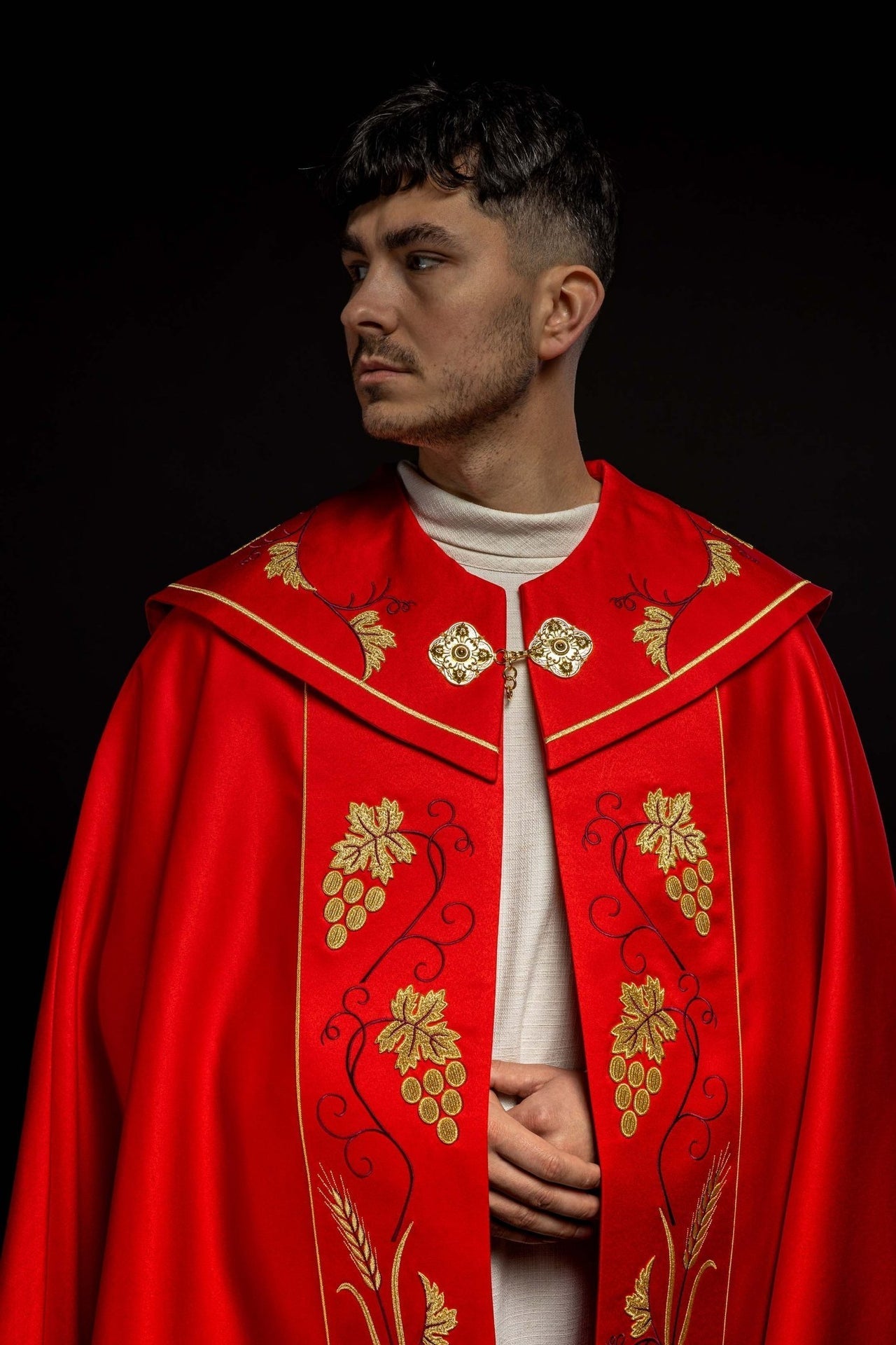 Kapa Liturgiczna Czerwona ze Złotym Haftem IHS Winogron - alba.pl
