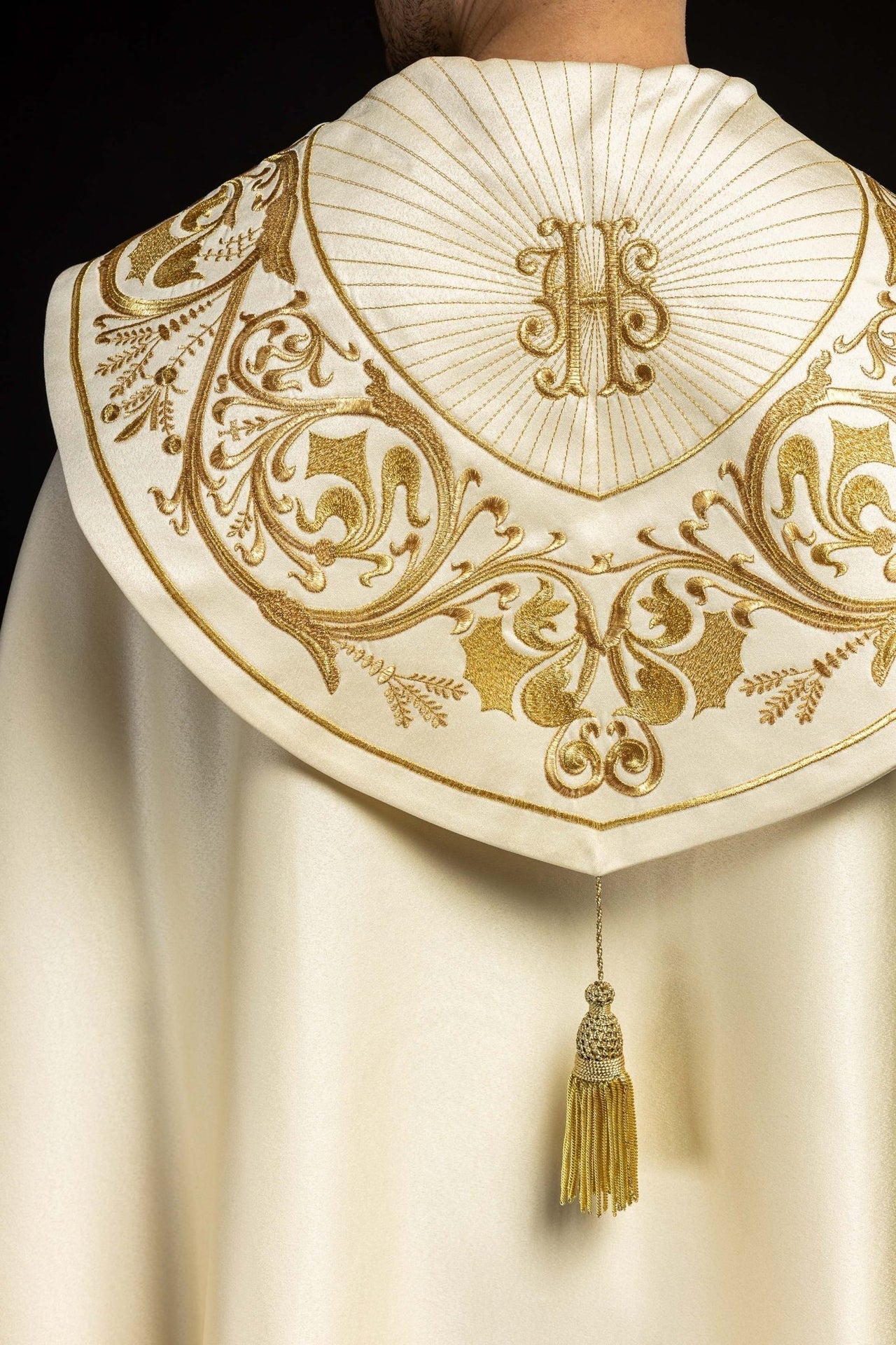 Kapa Liturgiczna Ecru Haftowana IHS Złotą Nicią - alba.pl