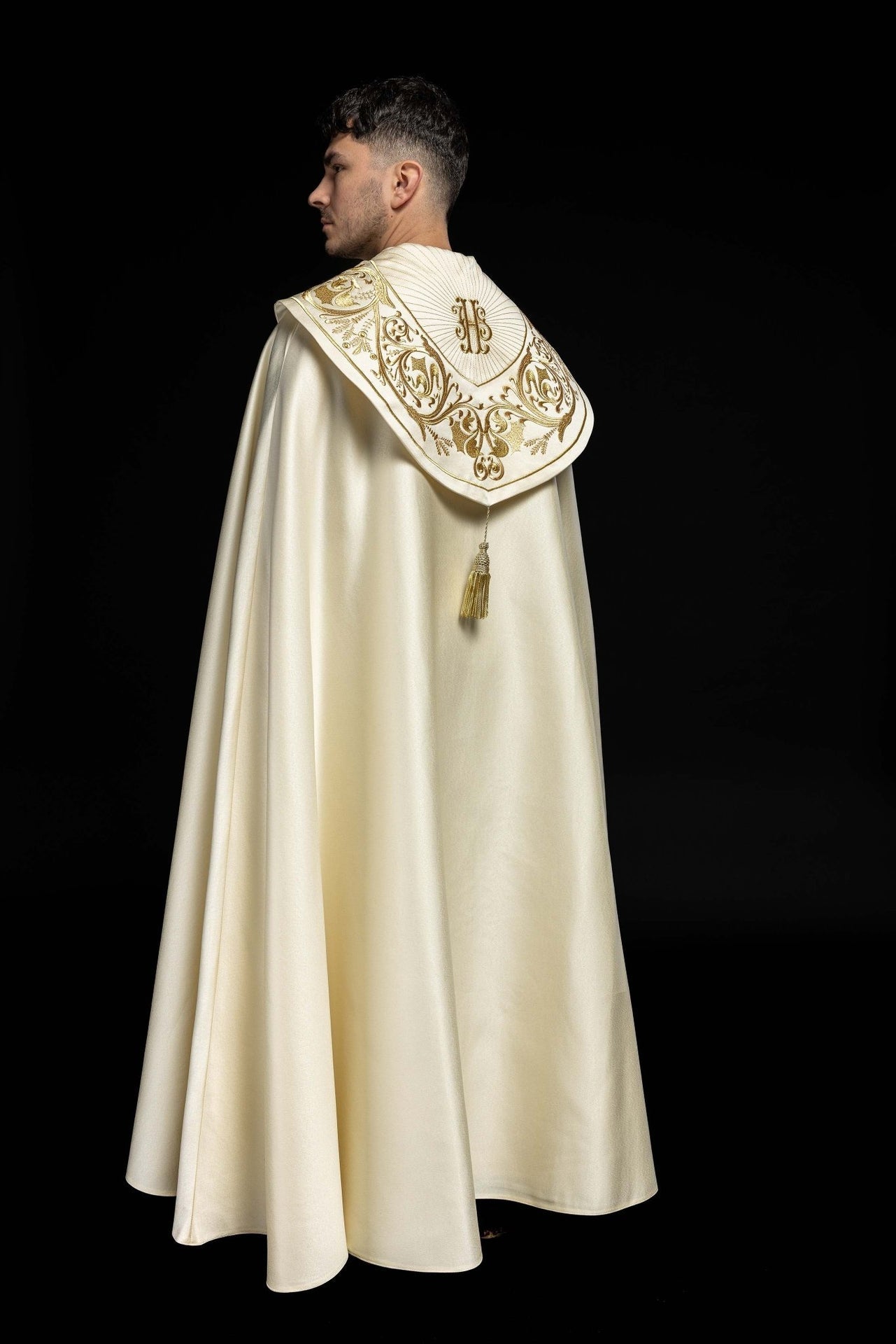 Kapa Liturgiczna Ecru Haftowana IHS Złotą Nicią - alba.pl