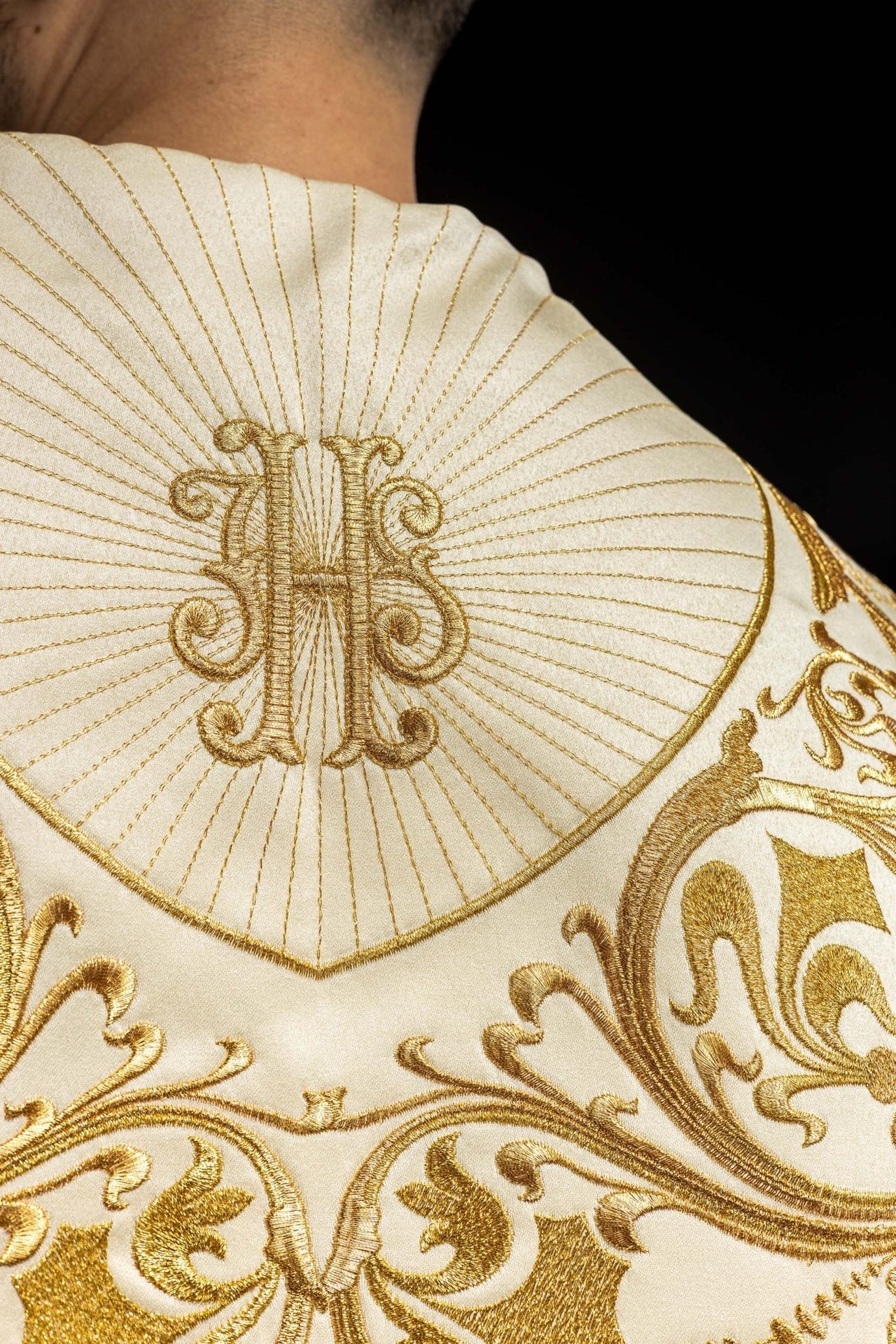 Kapa Liturgiczna Ecru Haftowana IHS Złotą Nicią - alba.pl