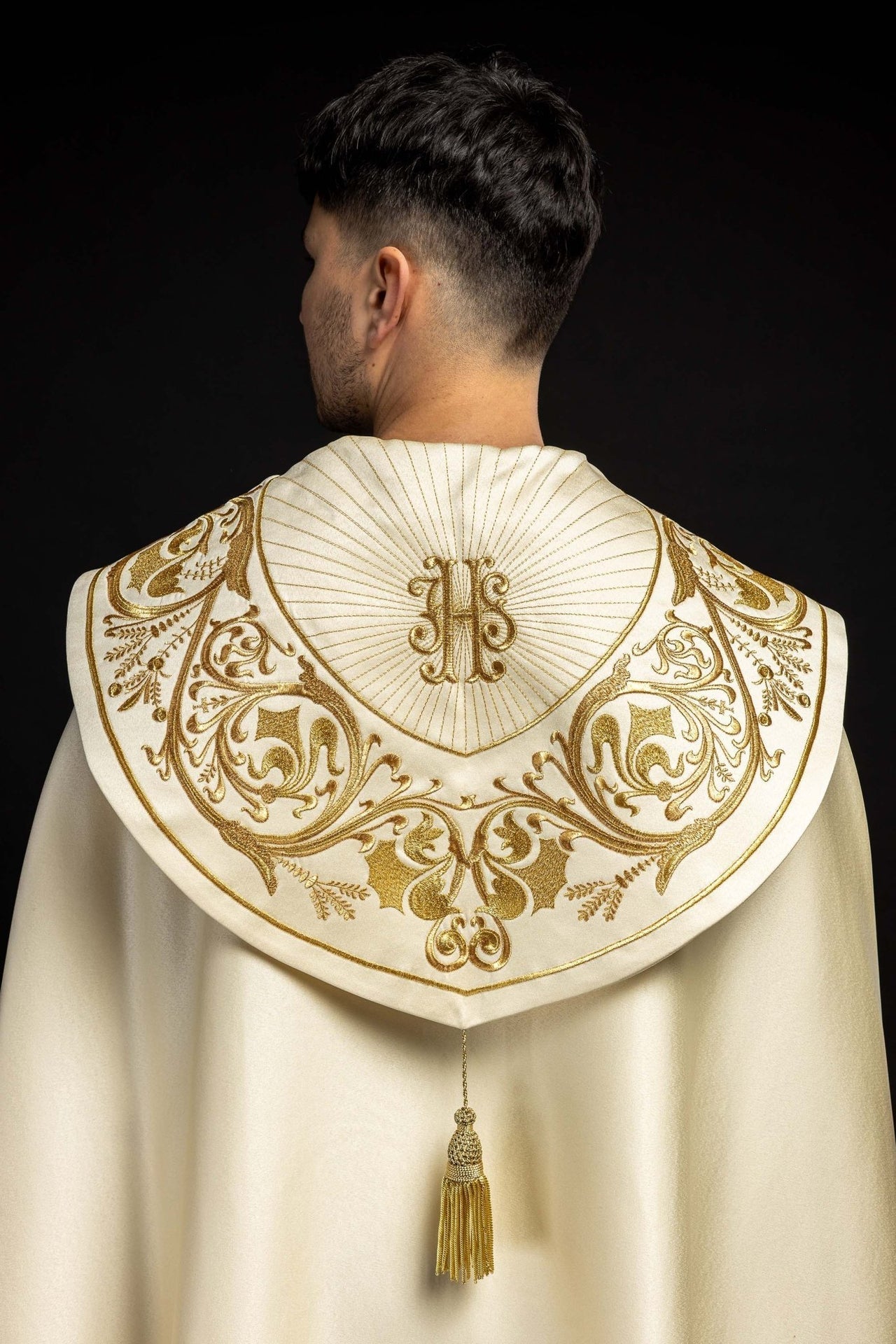 Kapa Liturgiczna Ecru Haftowana IHS Złotą Nicią - alba.pl