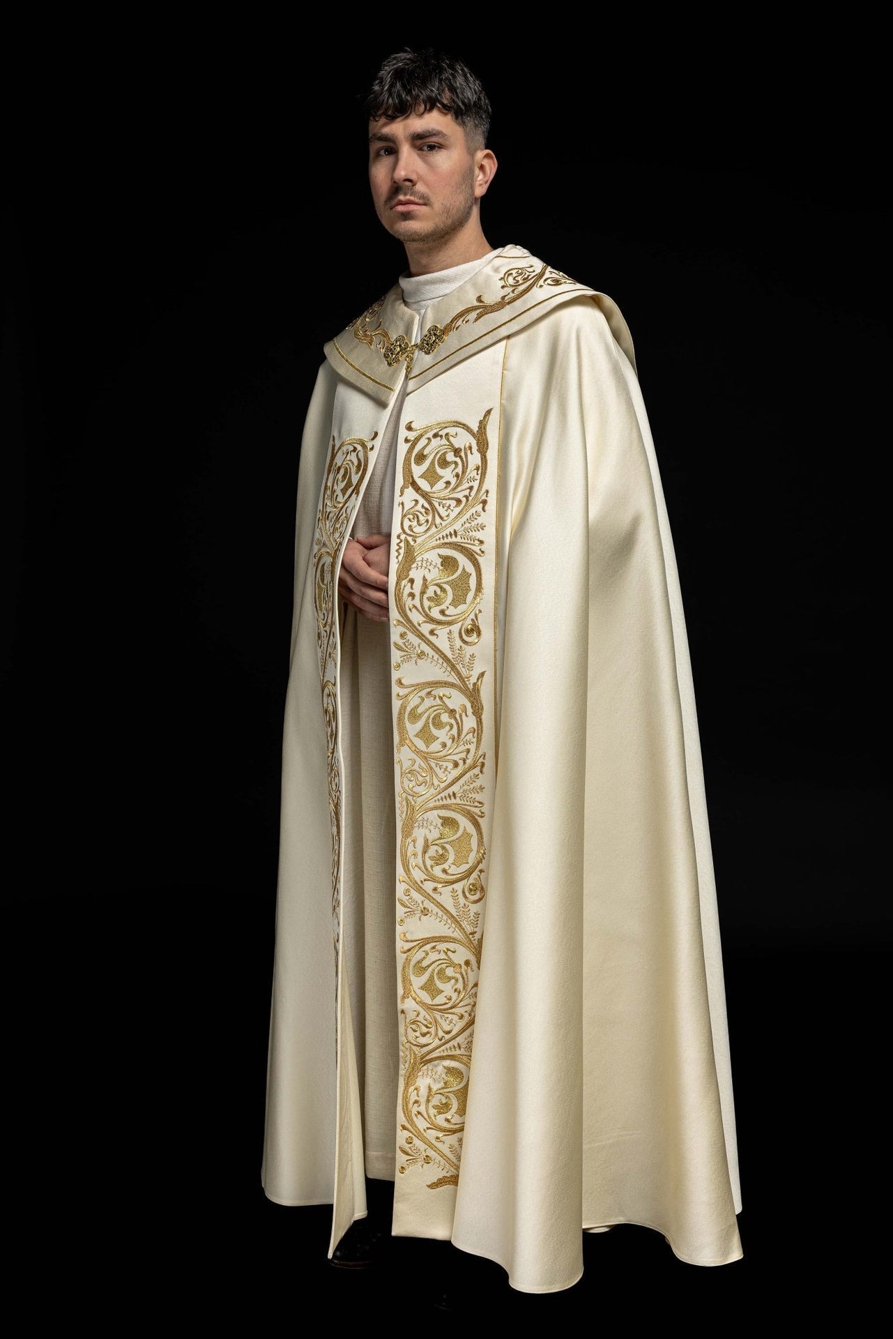 Kapa Liturgiczna Ecru Haftowana IHS Złotą Nicią - alba.pl