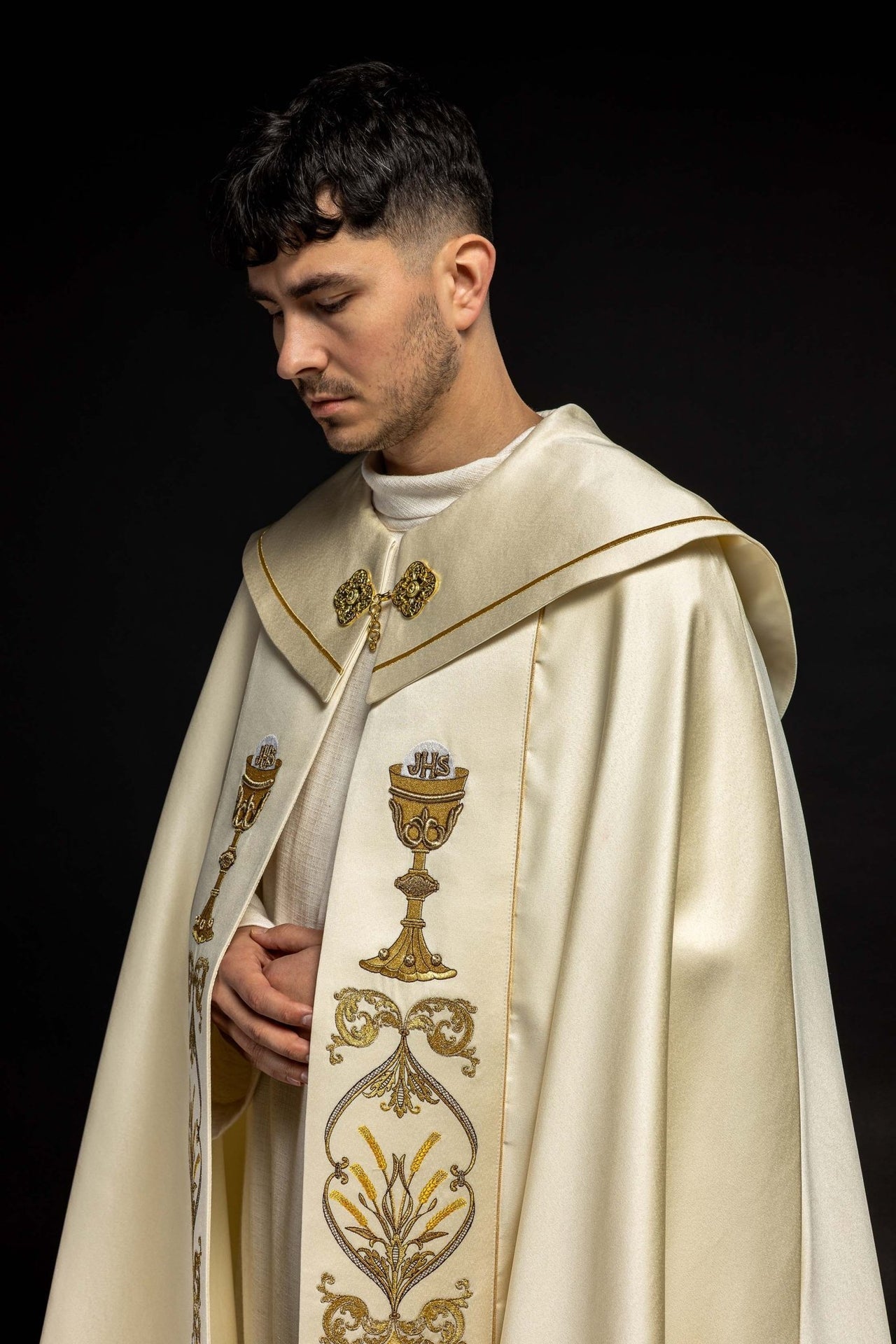 Kapa Liturgiczna Ecru Haftowany Kielich IHS - Satyna Gładka - alba.pl
