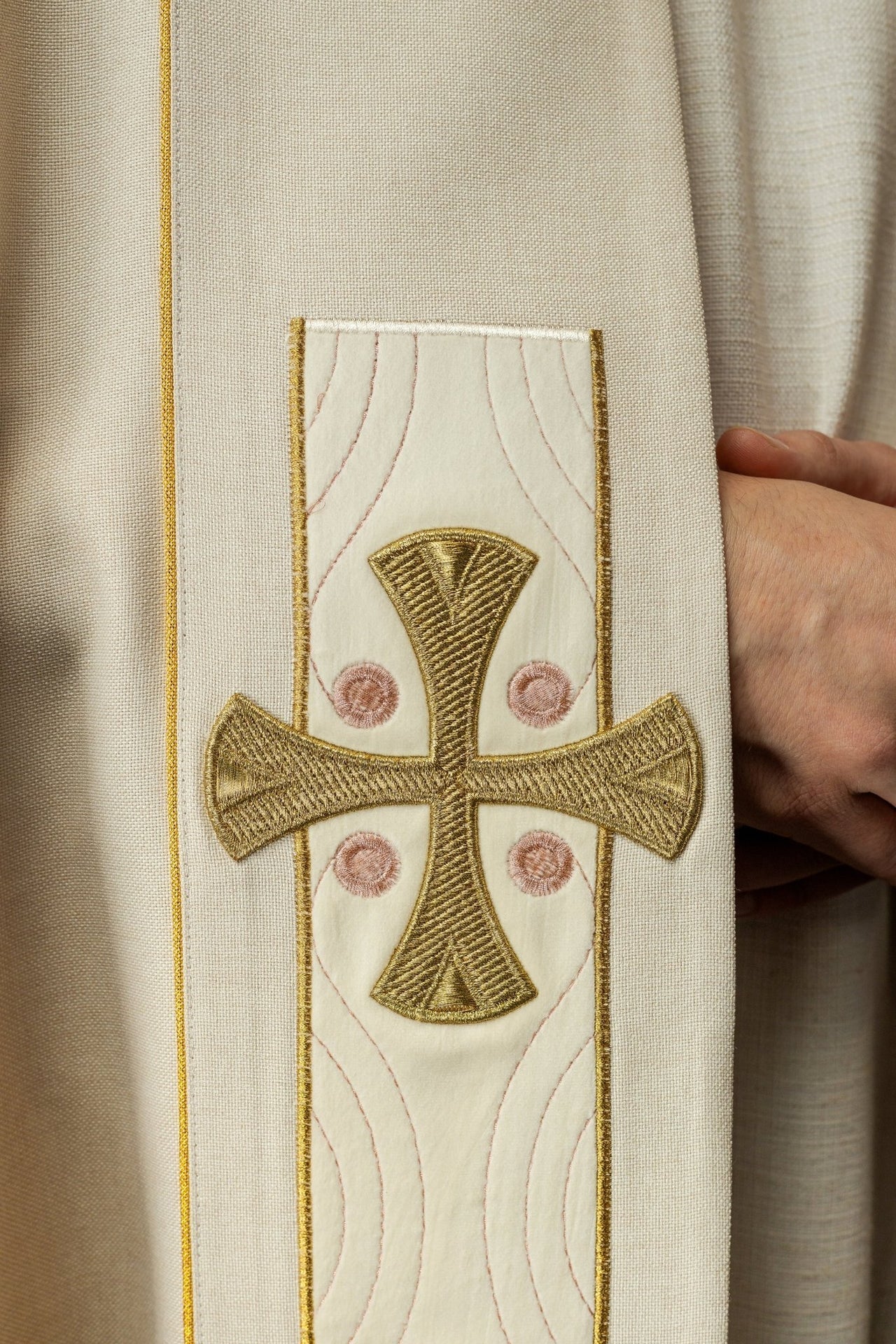 Kapa Liturgiczna Ecru z Aksamitu, Złote Krzyże Haftowane - alba.pl