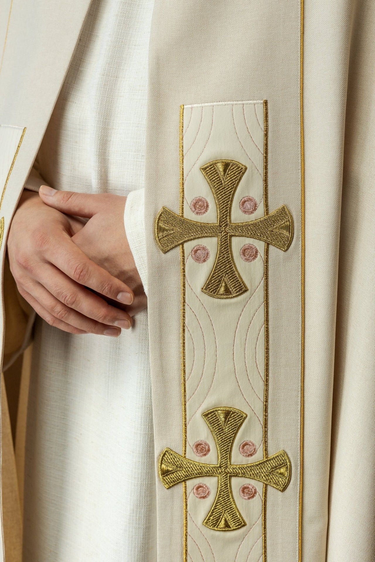 Kapa Liturgiczna Ecru z Aksamitu, Złote Krzyże Haftowane - alba.pl