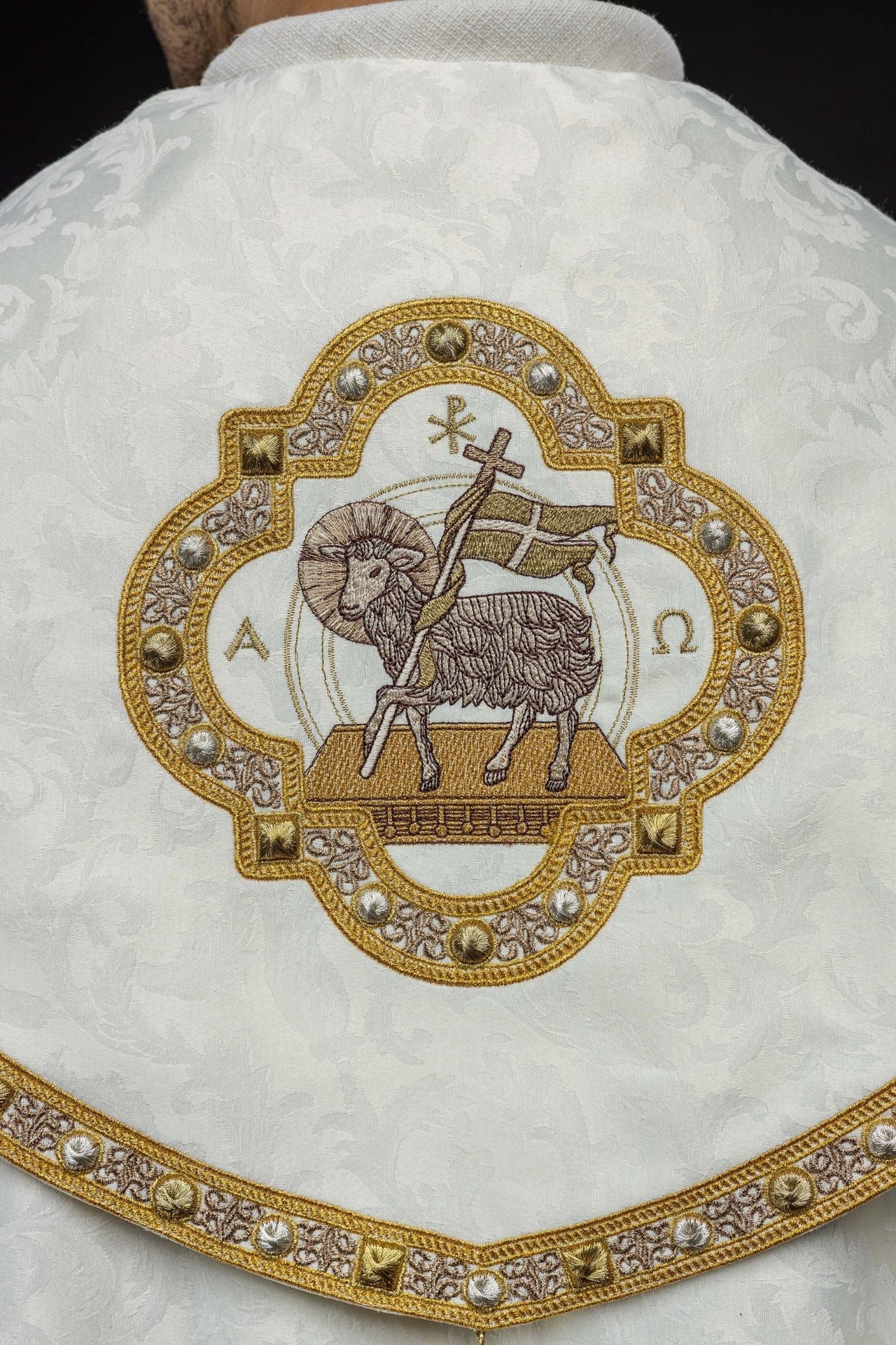 Kapa Liturgiczna Ecru z Haftem Baranka Bożego - Wielkanocna - alba.pl