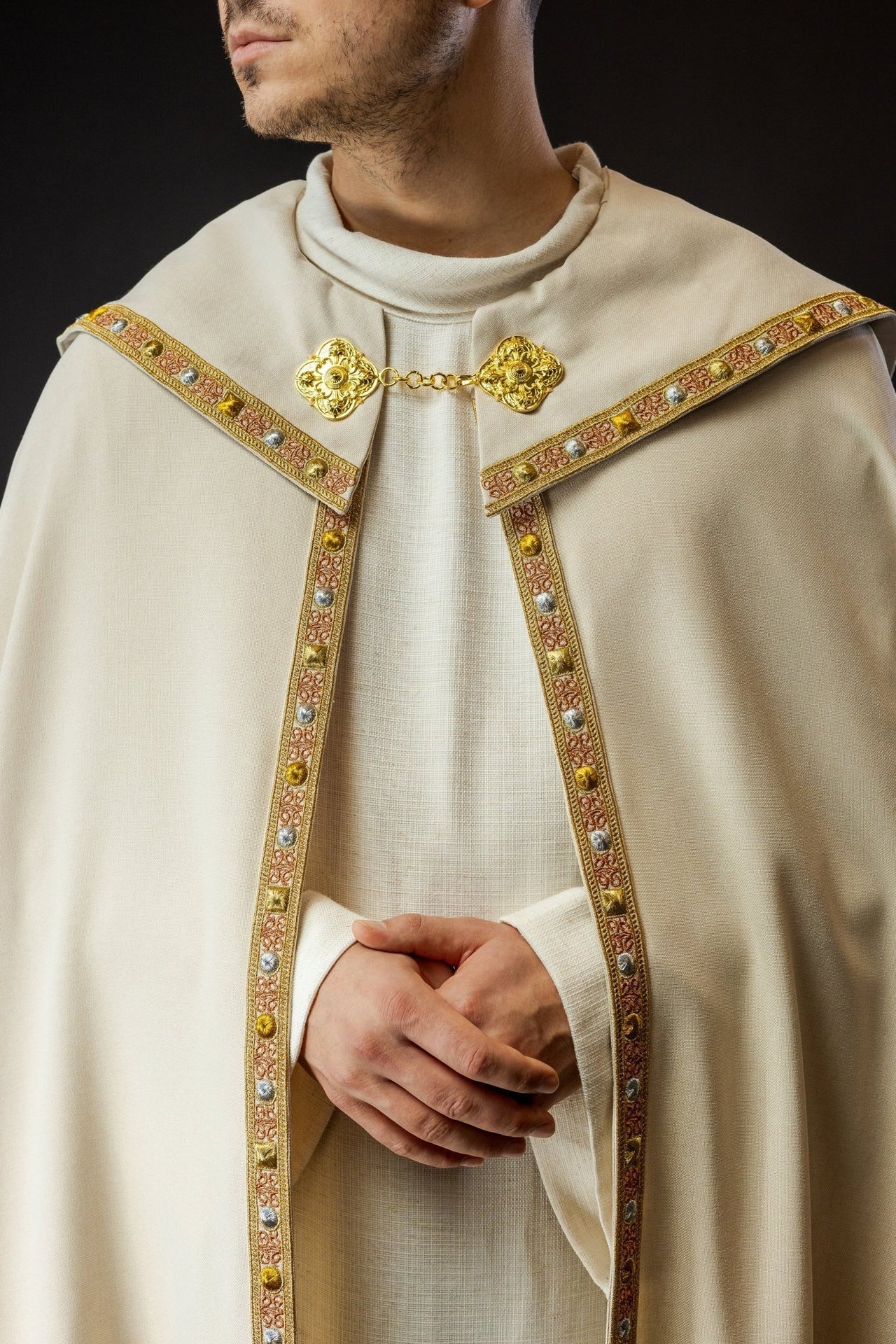 Kapa Liturgiczna Ecru z Haftowanym Złotym IHS - Satynowa Elegancja - alba.pl