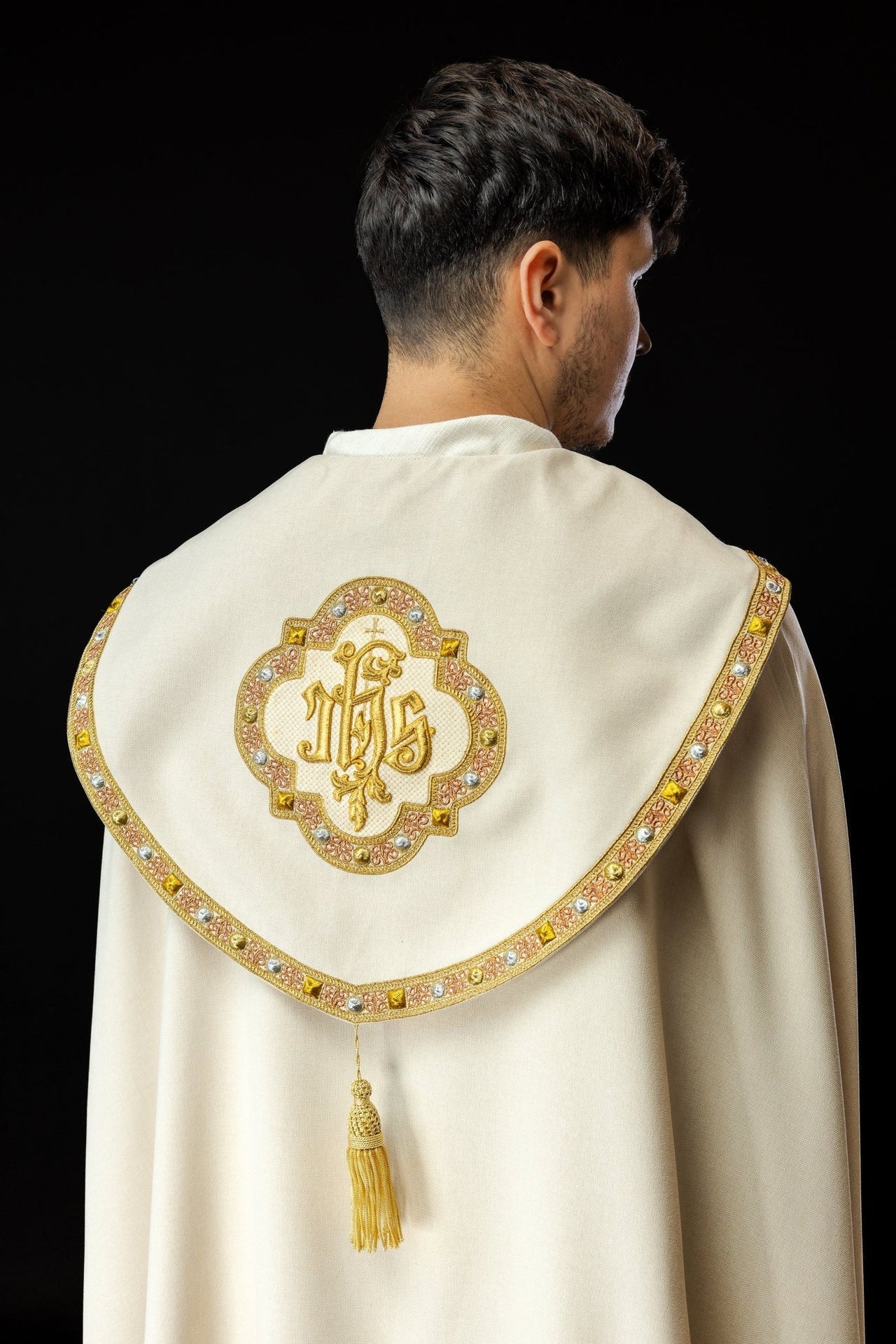 Kapa Liturgiczna Ecru z Haftowanym Złotym IHS - Satynowa Elegancja - alba.pl